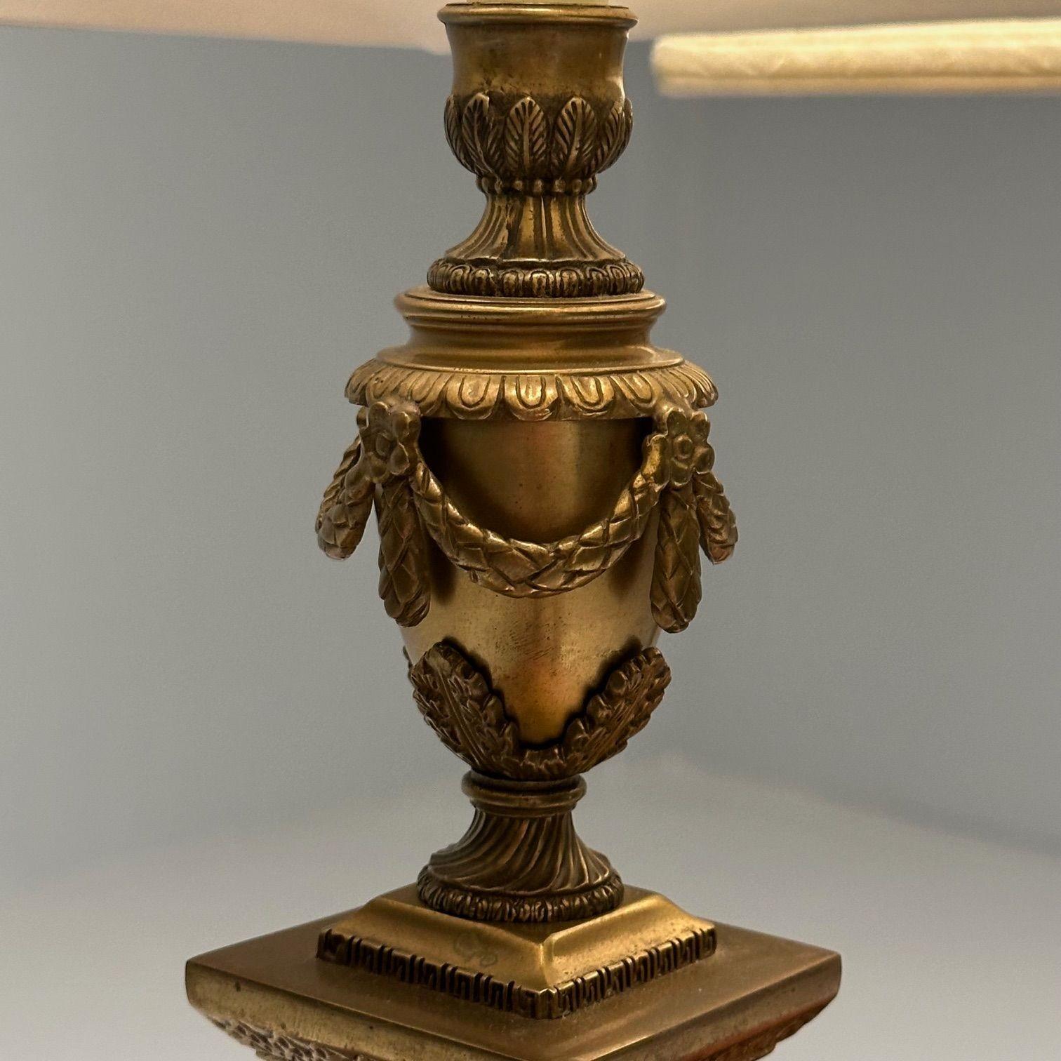 Paire de lampes de table Hollywood Regency en bronze et marbre, forme de colonne corinthienne en vente 3