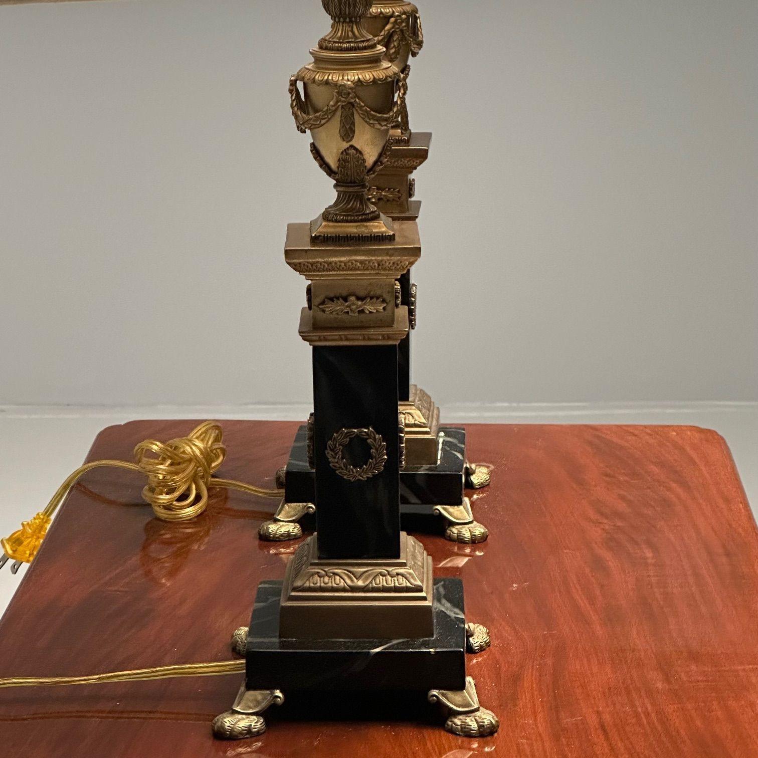 Paire de lampes de table Hollywood Regency en bronze et marbre, forme de colonne corinthienne en vente 4