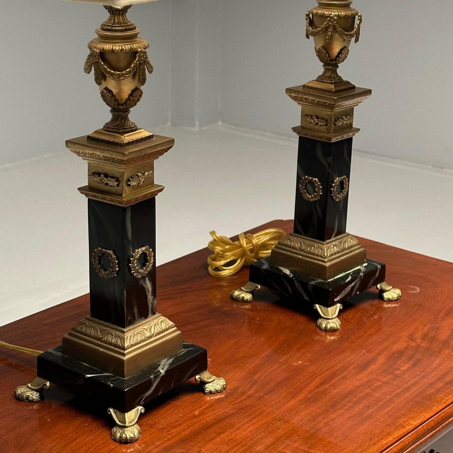 Paire de lampes de table Hollywood Regency en bronze et marbre, forme de colonne corinthienne en vente 6