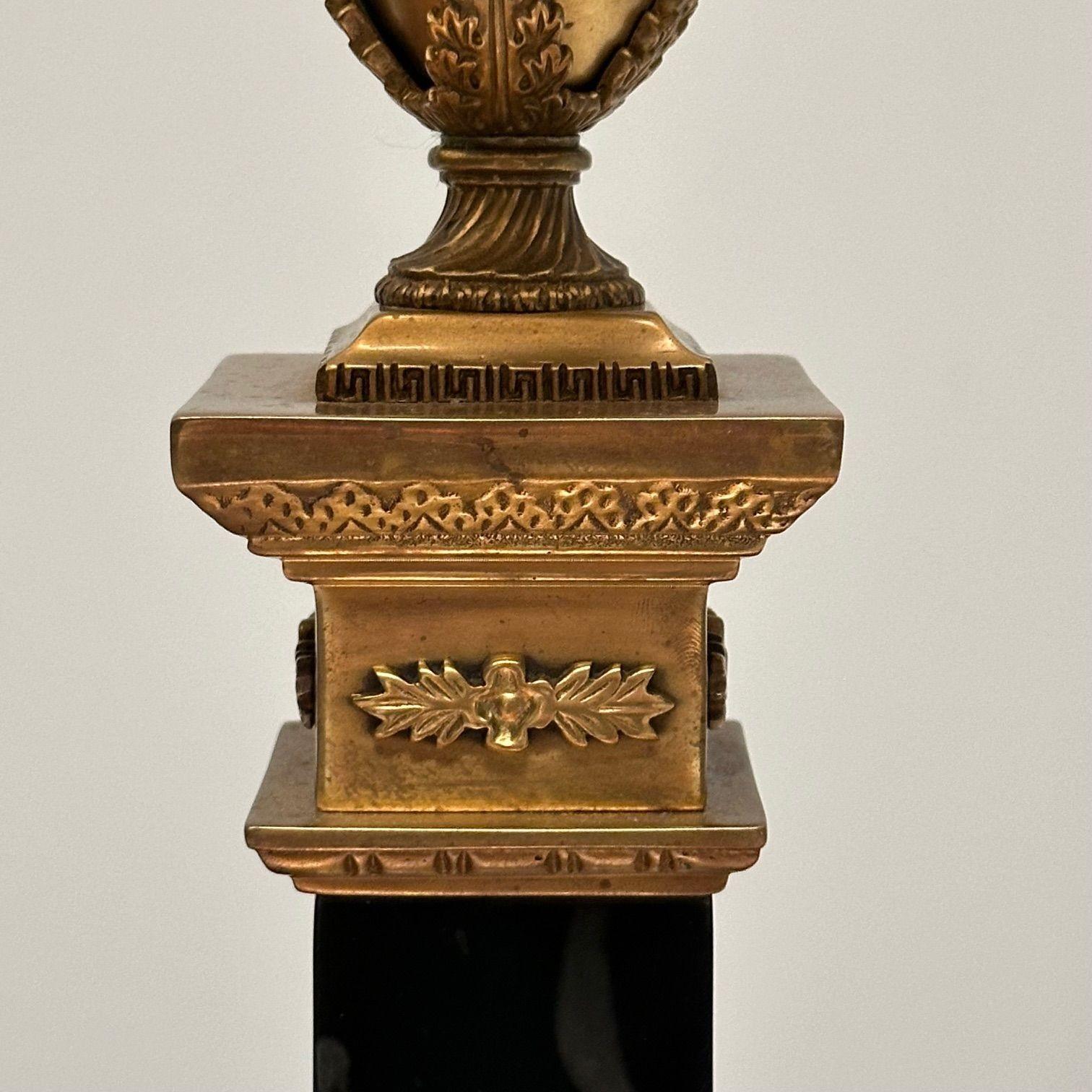 Paire de lampes de table Hollywood Regency en bronze et marbre, forme de colonne corinthienne en vente 10