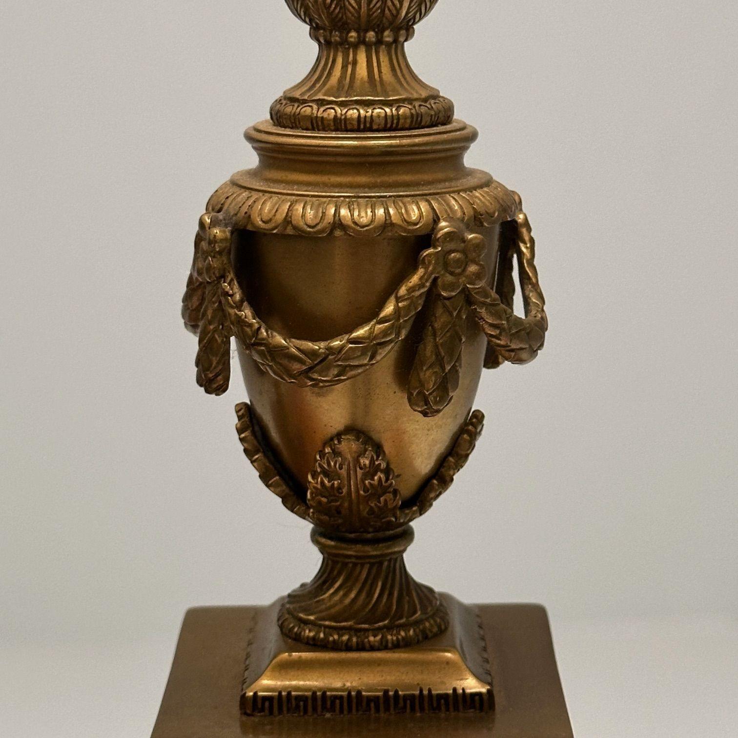 Paire de lampes de table Hollywood Regency en bronze et marbre, forme de colonne corinthienne en vente 11