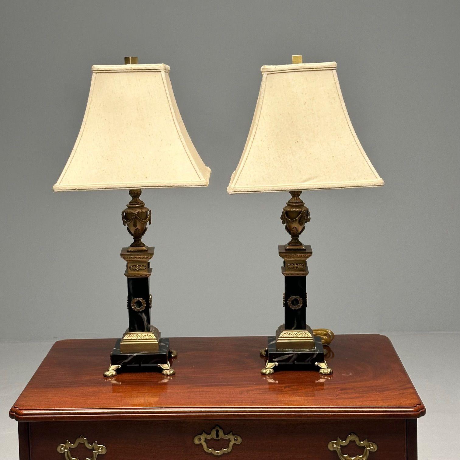 20ième siècle Paire de lampes de table Hollywood Regency en bronze et marbre, forme de colonne corinthienne en vente