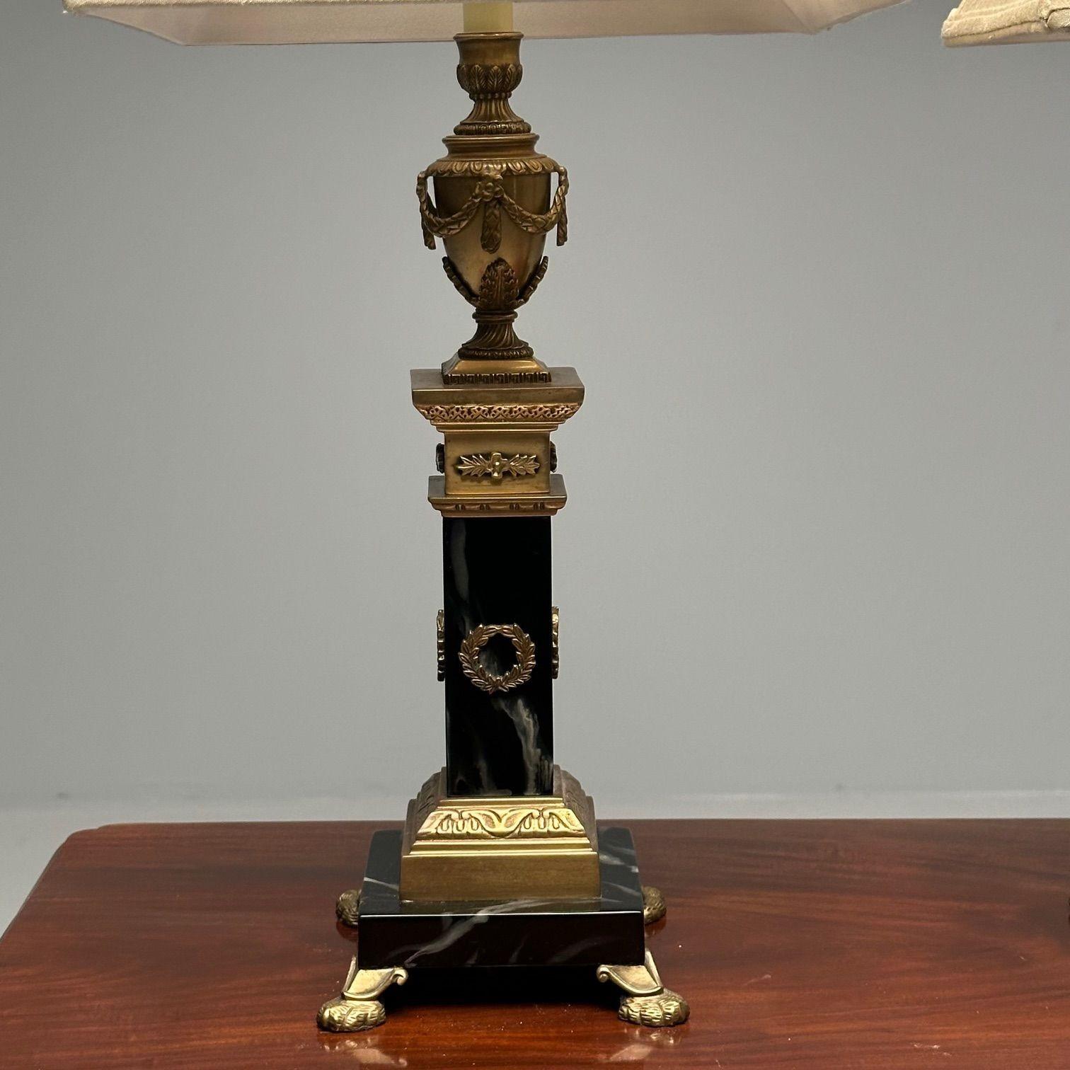 Paire de lampes de table Hollywood Regency en bronze et marbre, forme de colonne corinthienne en vente 2
