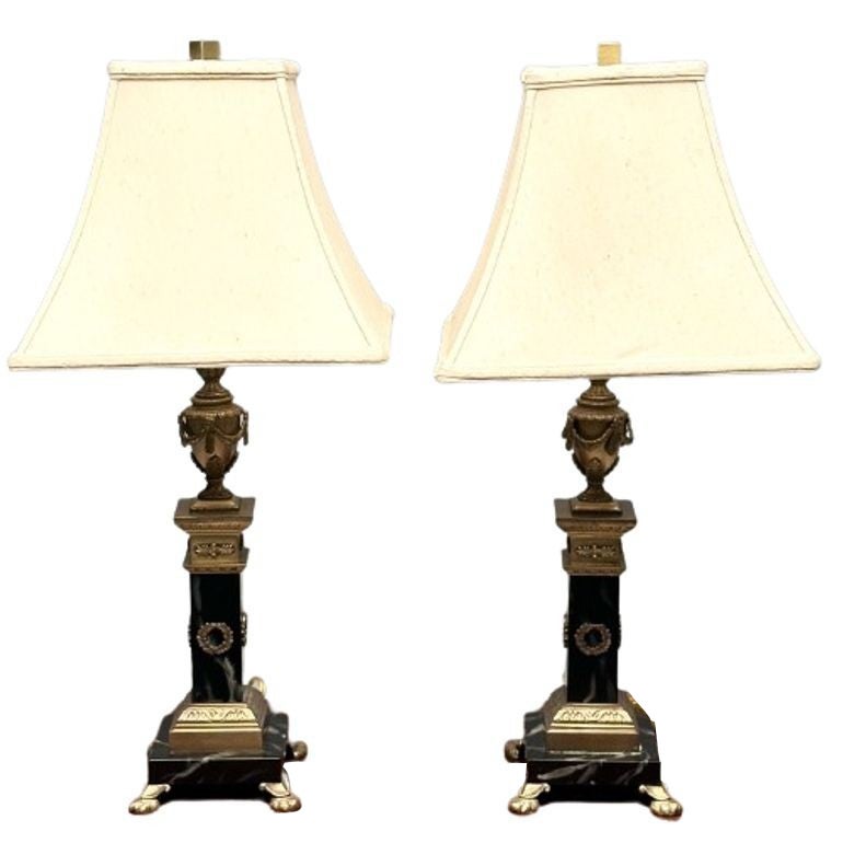Coppia di lampade da tavolo Hollywood Regency in bronzo e marmo, a forma di colonna corinzia