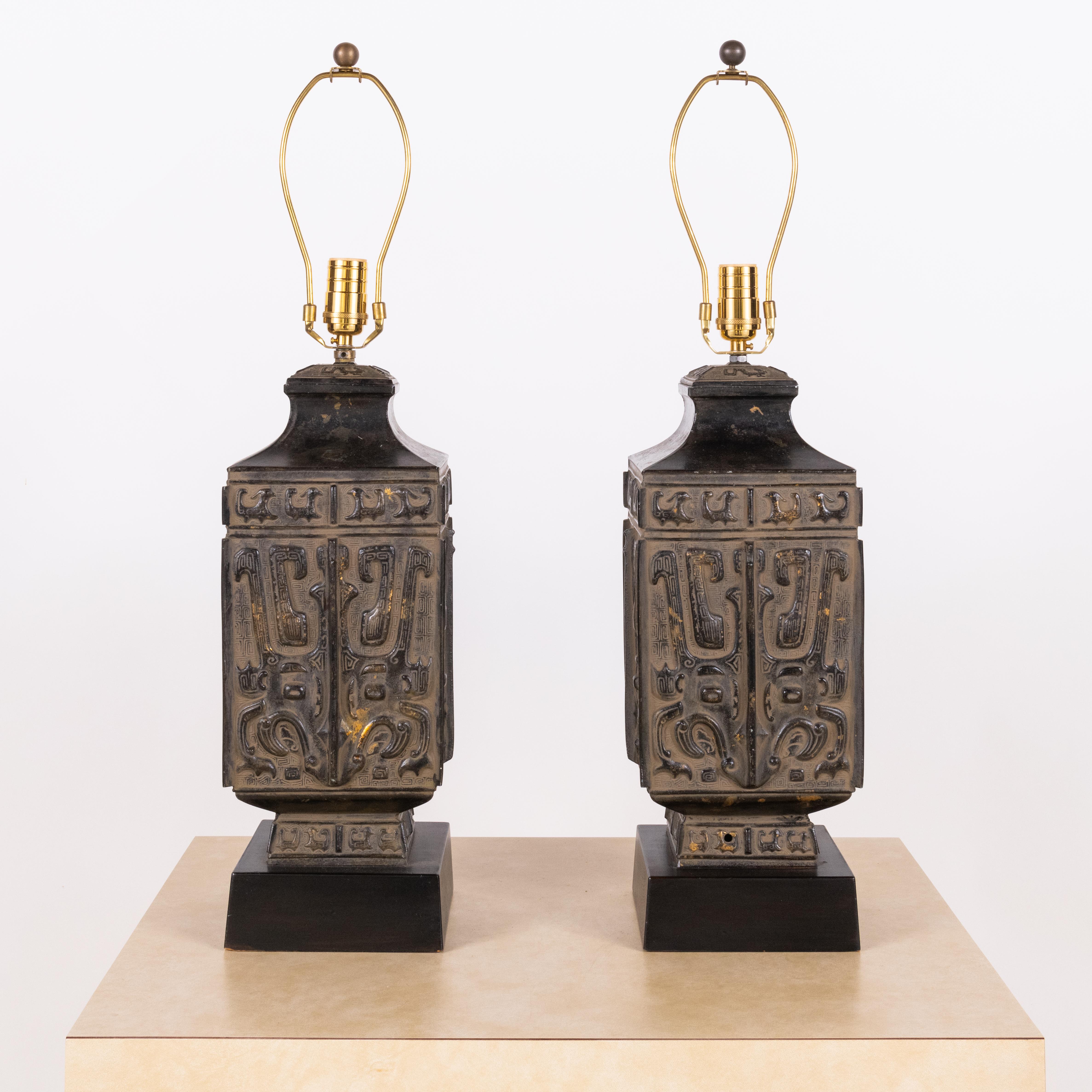 Paire de lampes chinoises en bronze de style Hollywood Regency dans le style de James Mont.

Belle patine.