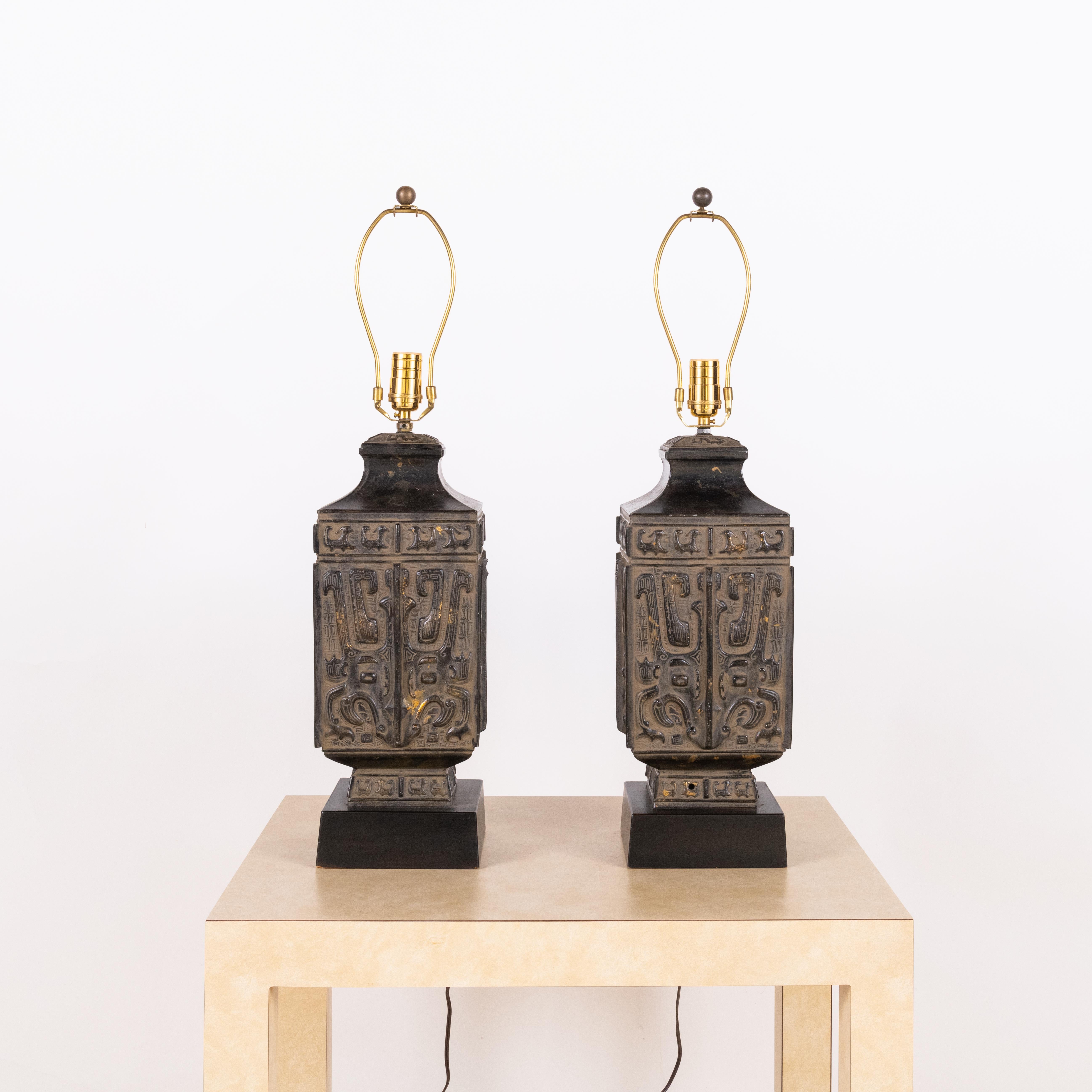 Américain Paire de lampes chinoises en bronze Hollywood Regency dans le style de James Mont en vente