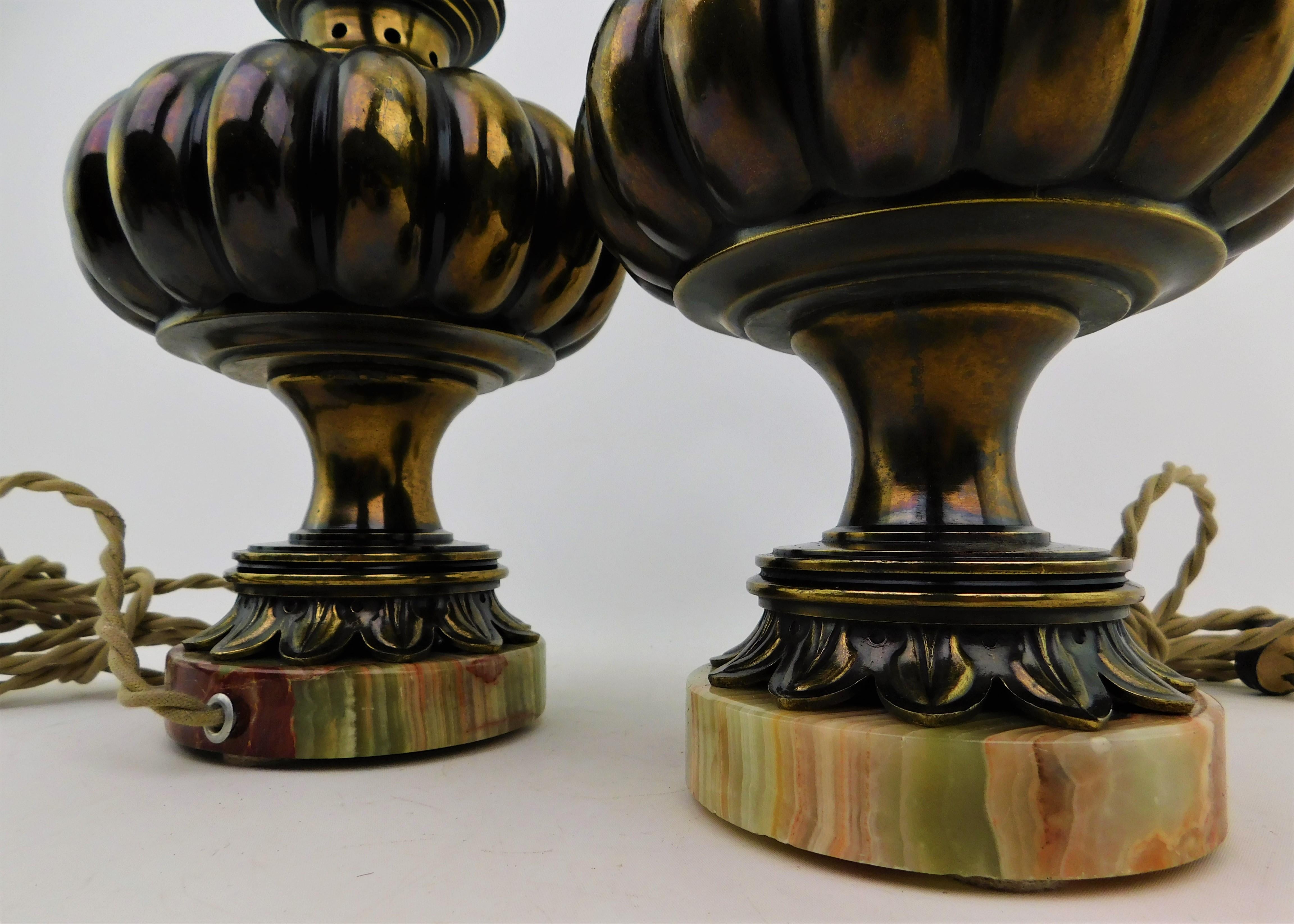 Coppia di lampade da tavolo Hollywood Regency in bronzo spazzolato con base in marmo in vendita 1
