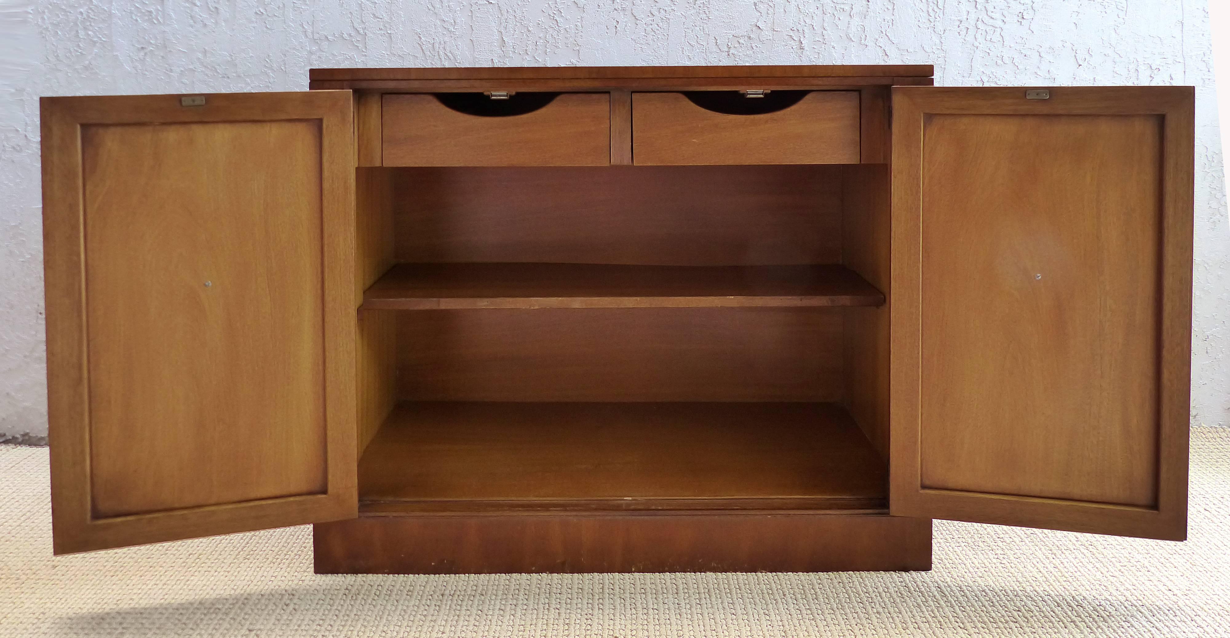 Pair of Hollywood Regency Cabinets by Dorothy Draper for Heritage Furniture In Good Condition In Miami, FL