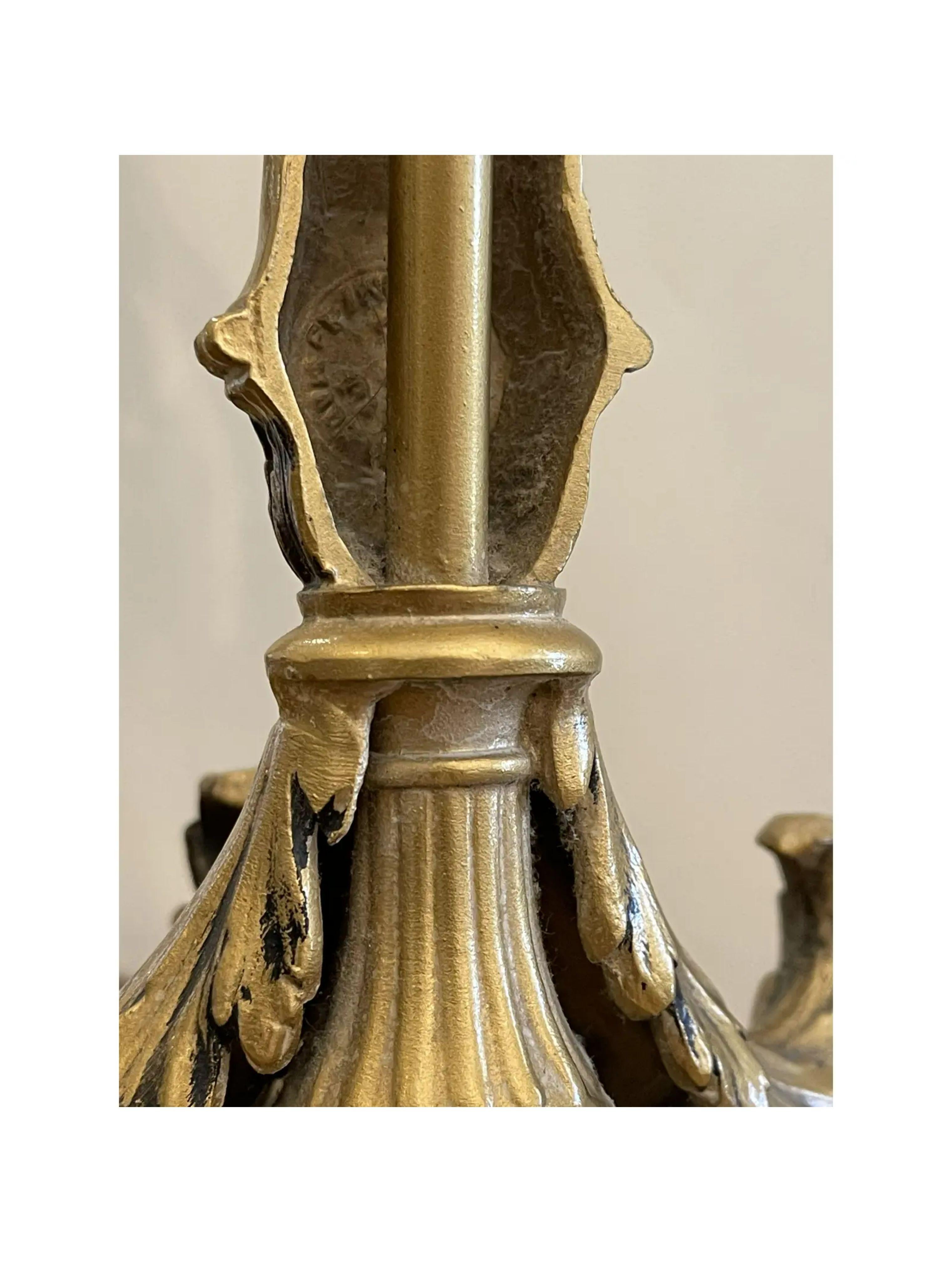 Coppia di lampade a candelabro Hollywood Regency con putti che suonano la tromba in vendita 6