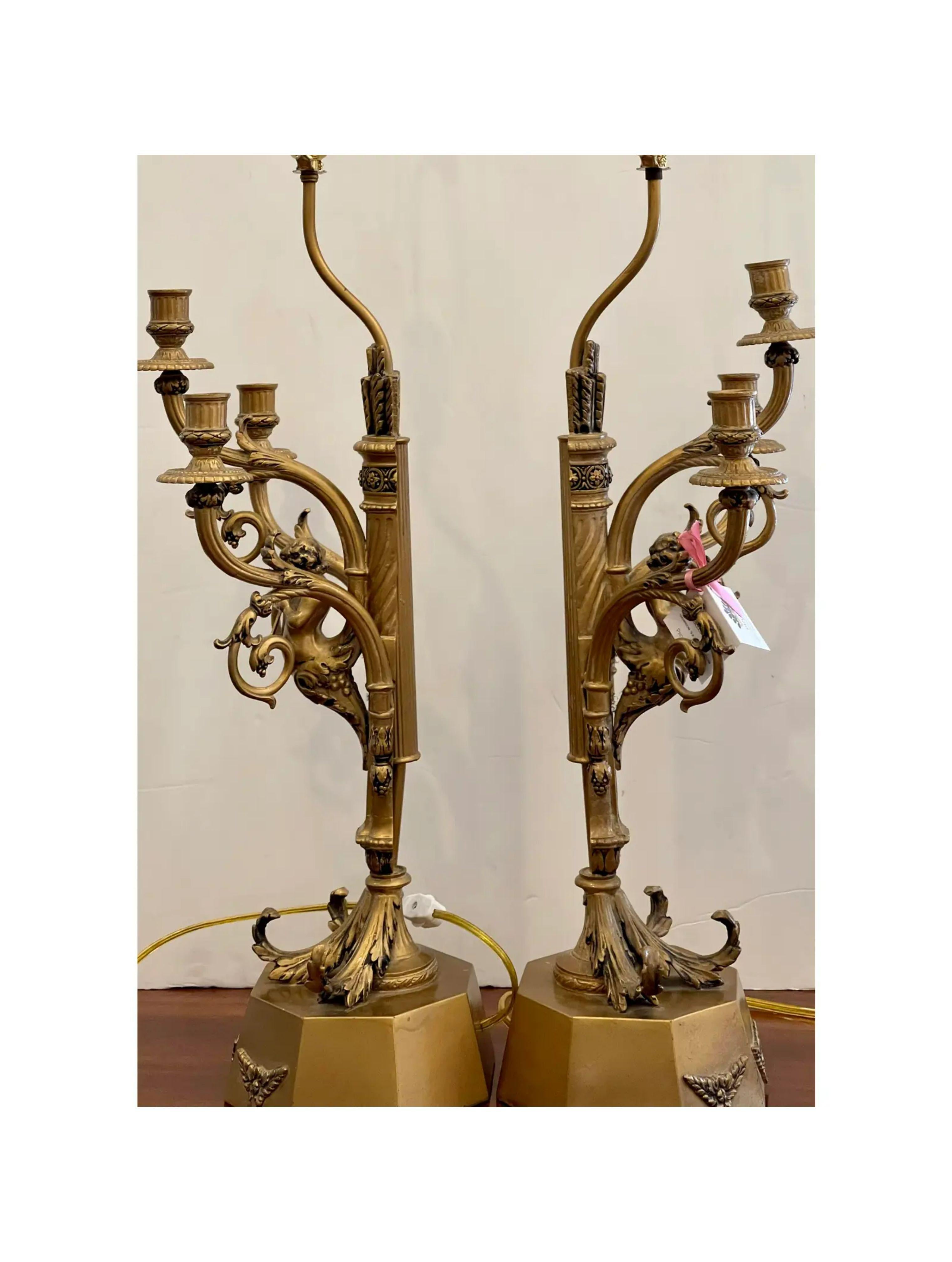 Paar Hollywood-Regency-Kandelaberlampen mit Trompetenspielzeug und Putten (Bronze) im Angebot