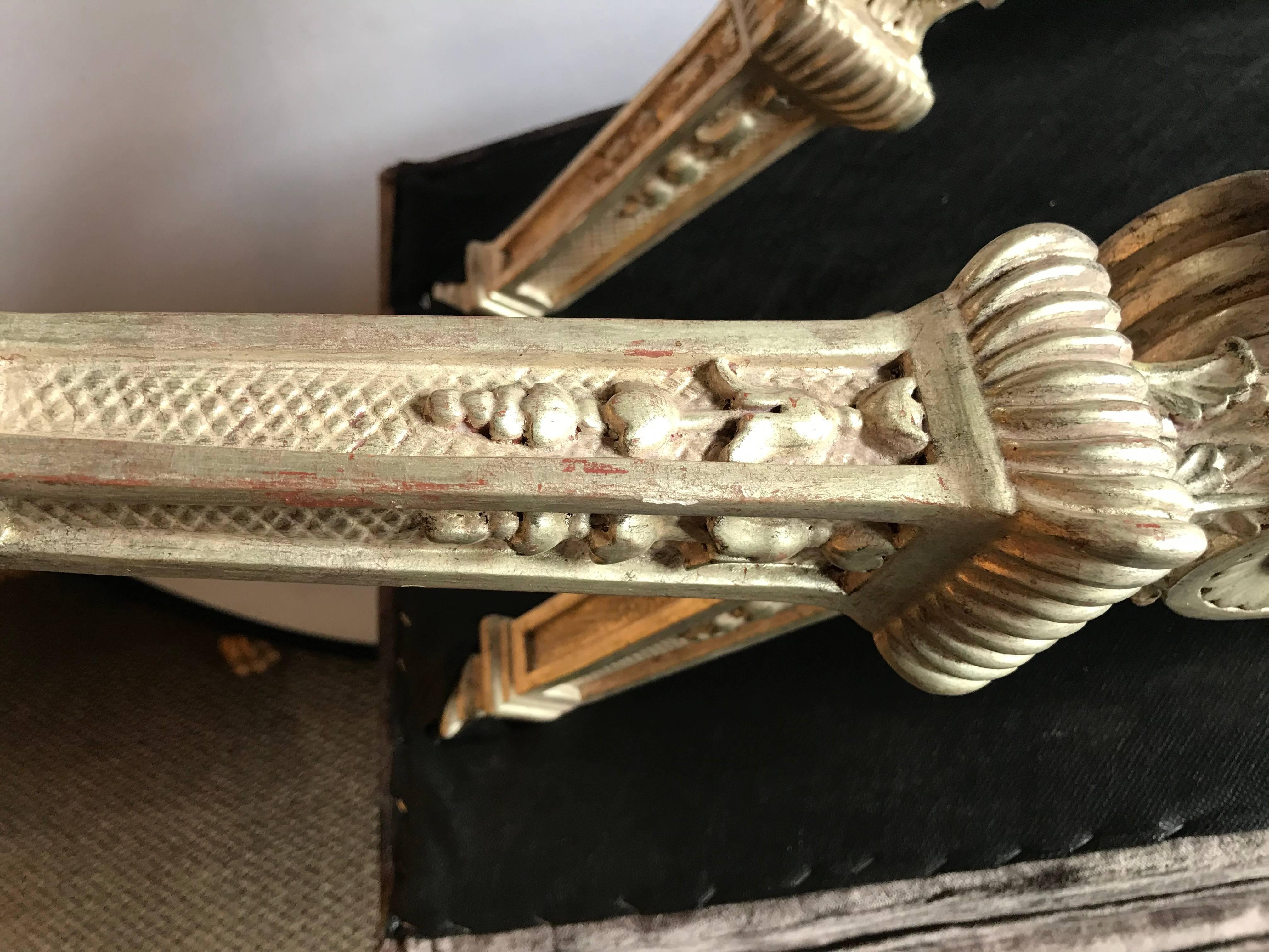 Paar Hollywood Regency Bänke in geschnitzter Silbervergoldung in X-Form 6