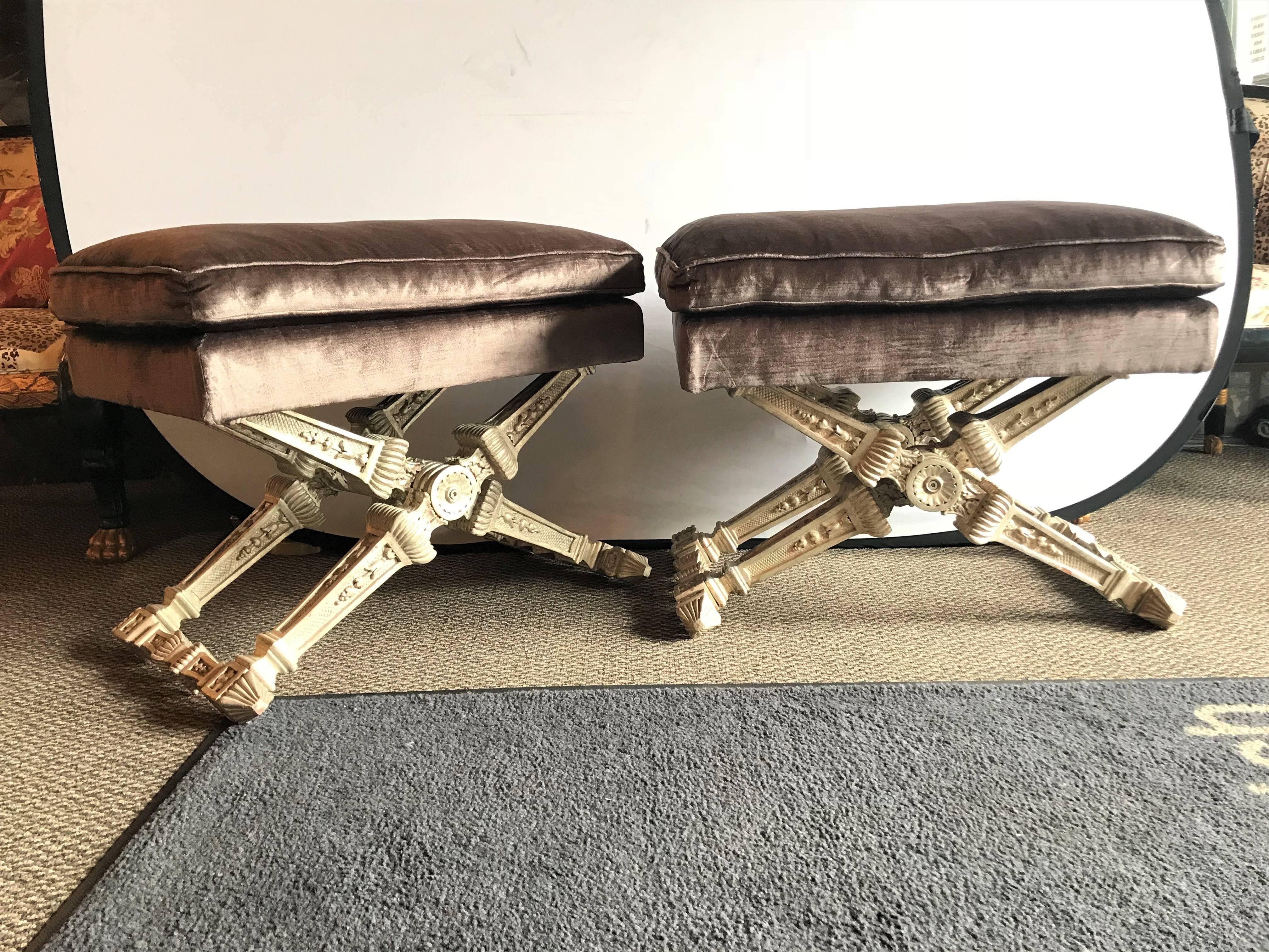 Ein Paar geschnitzte:: silbervergoldete X-förmige Bänke. Jeder hat eine X-Form Basis fein geschnitzt in einem Silber vergoldet Finish mit fein bezogenen Kissen Kissen Sitze.