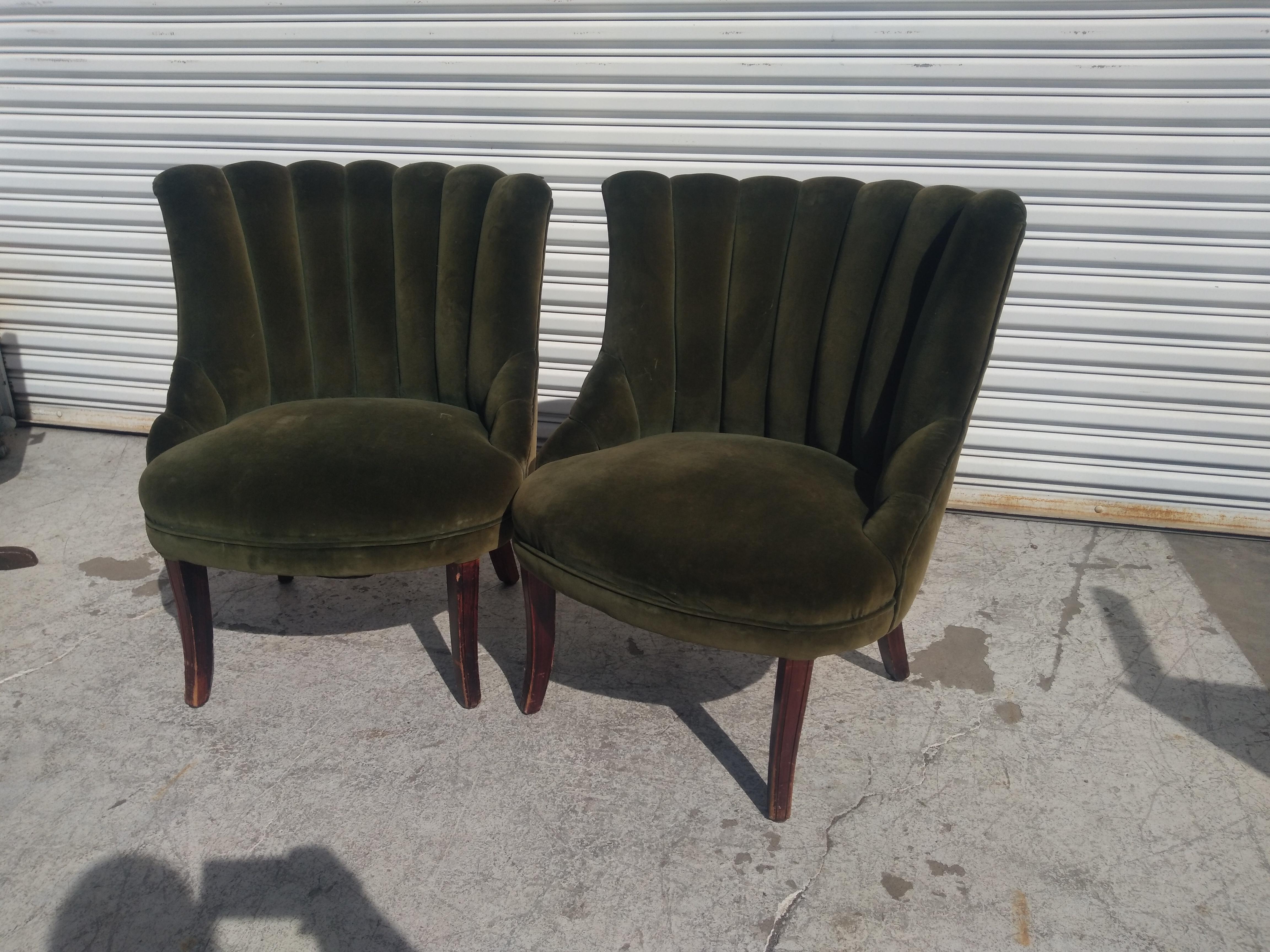 Milieu du XXe siècle Paire de chaises pantoufles Hollywood Regency à dossier cannelé en vente