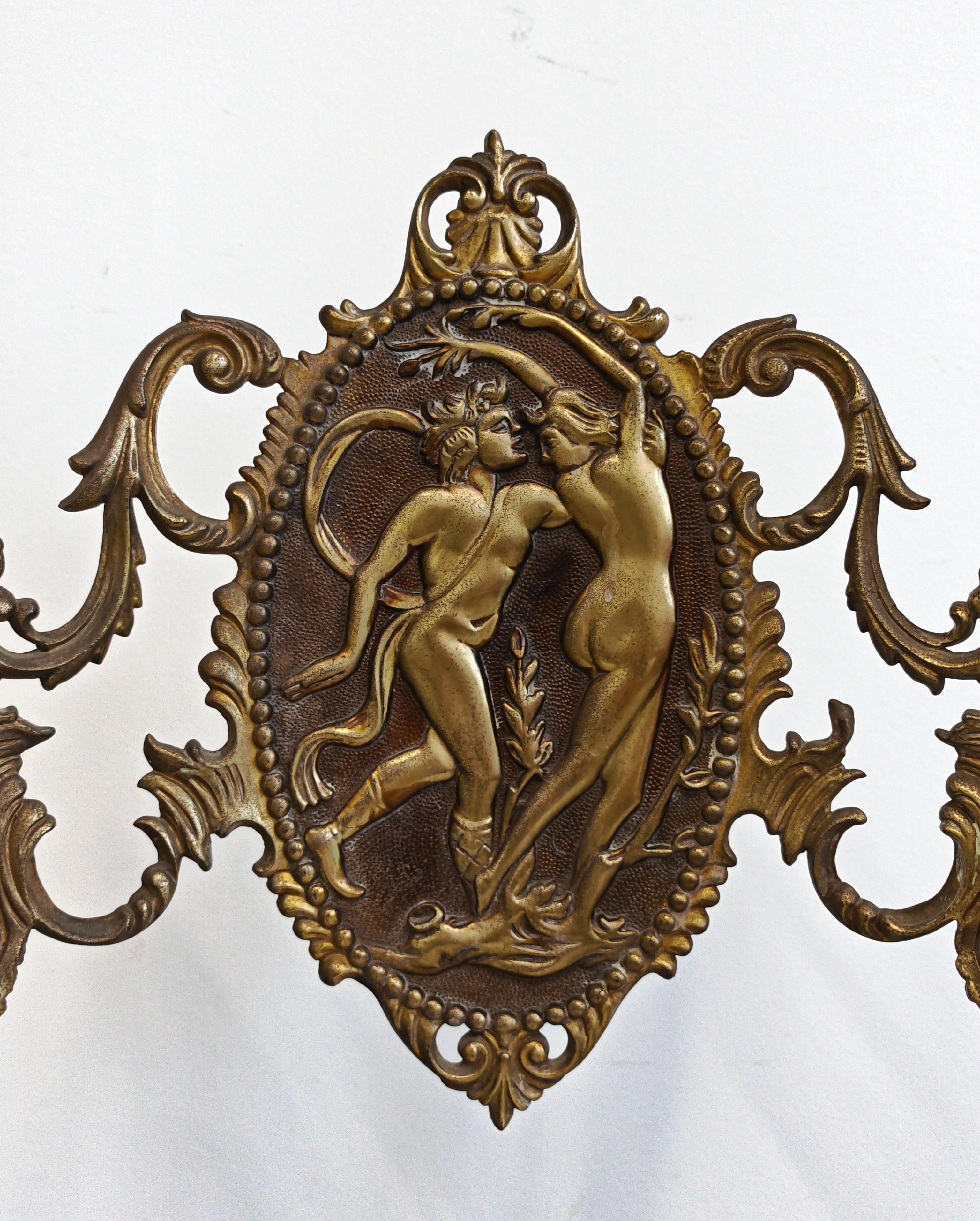 Pareja de sillas auxiliares de latón chiavari Hollywood Regency tapizadas en boucle Italiano en venta