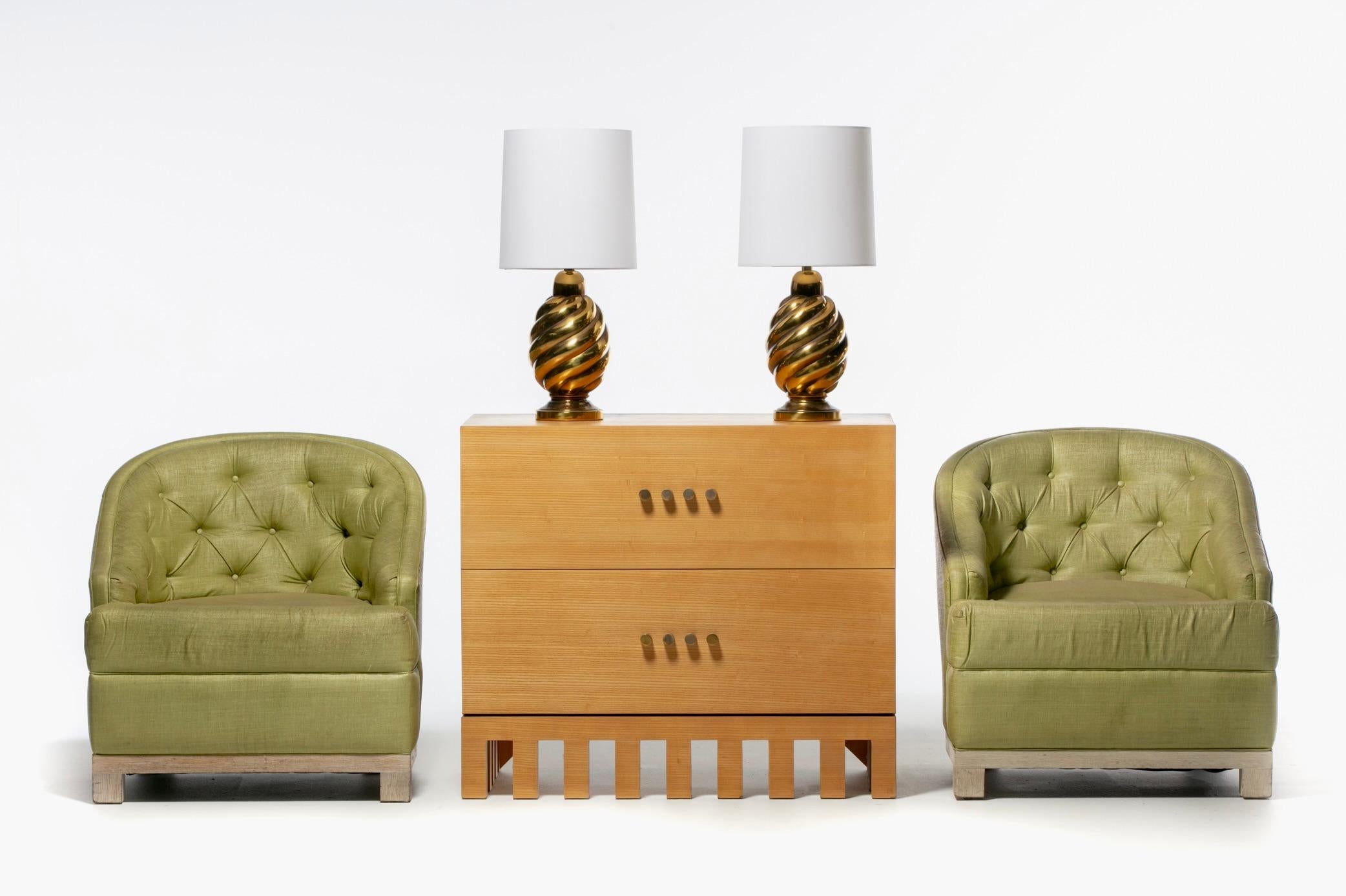 Fauteuils club classiques Hollywood Regency sélectionnés par la designer d'intérieur Kelly Wearstler pour son projet - The Viceroy Miami. Chaises de salon de style Hollywood Regency avec dossier en tonneau touffeté sur base en bois sablé. Chaises