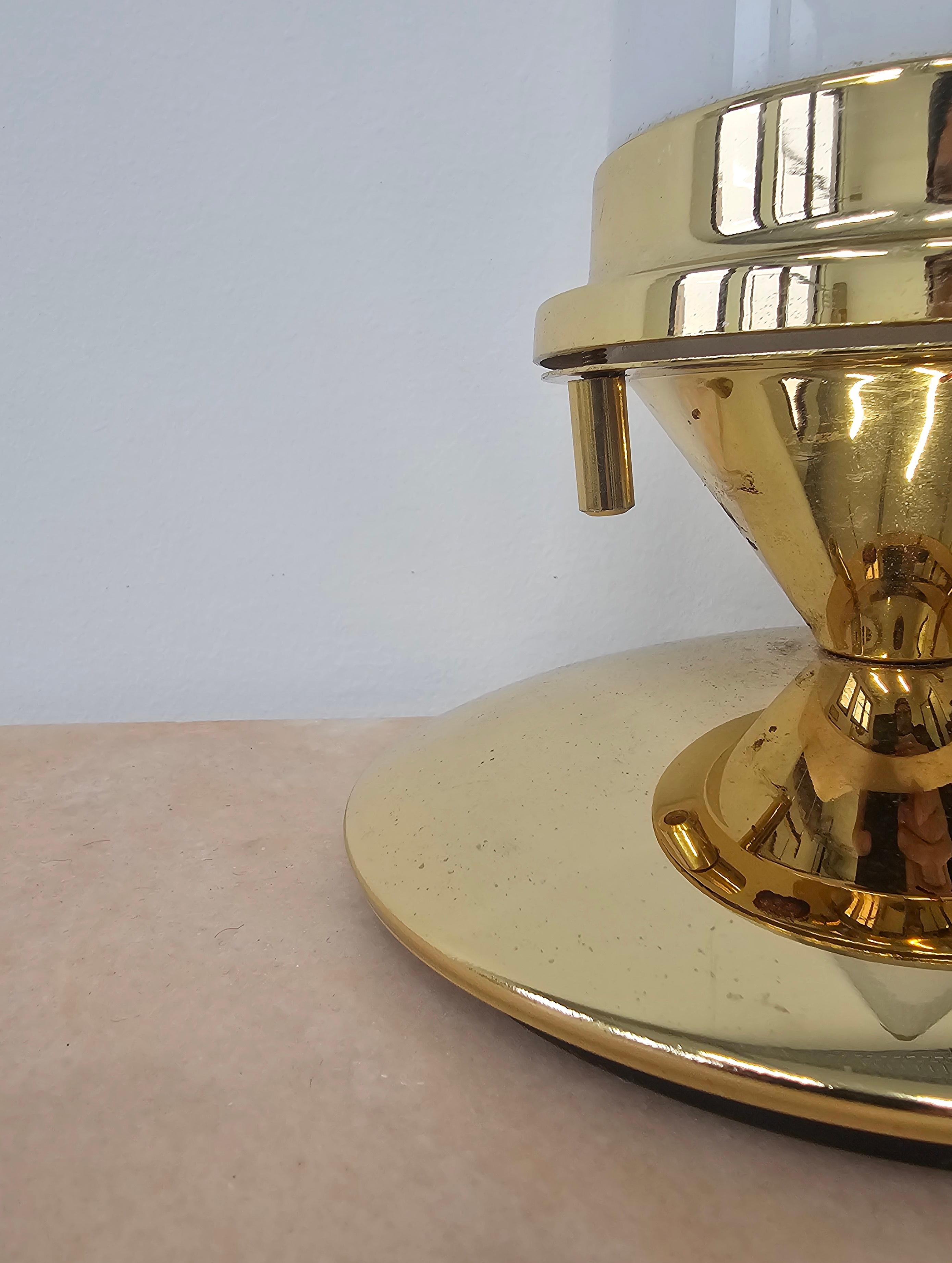 Paire de lampes de table coniques Hollywood Regency en laiton et abat-jour en verre laiteux en vente 4