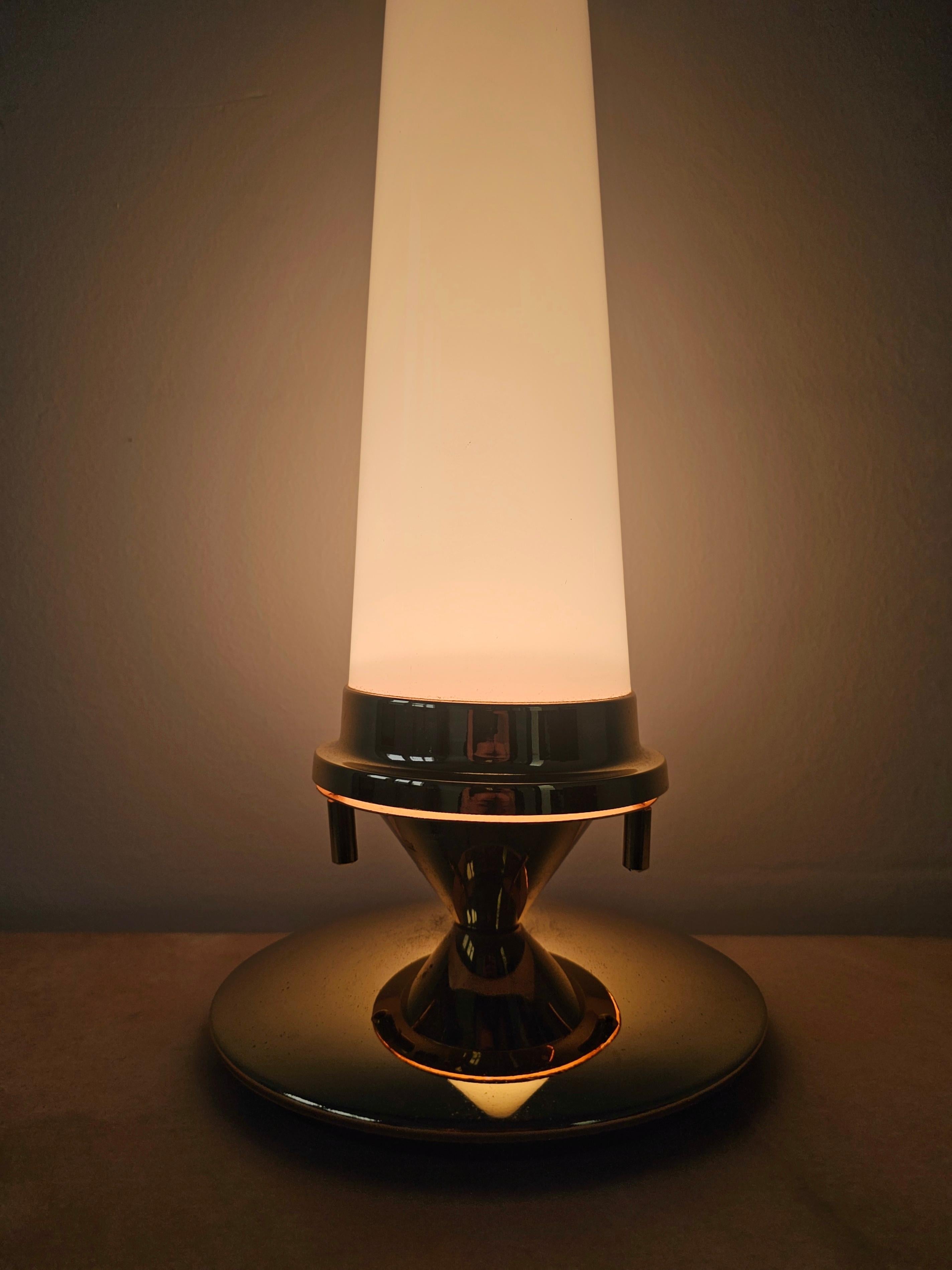 Paire de lampes de table coniques Hollywood Regency en laiton et abat-jour en verre laiteux en vente 6