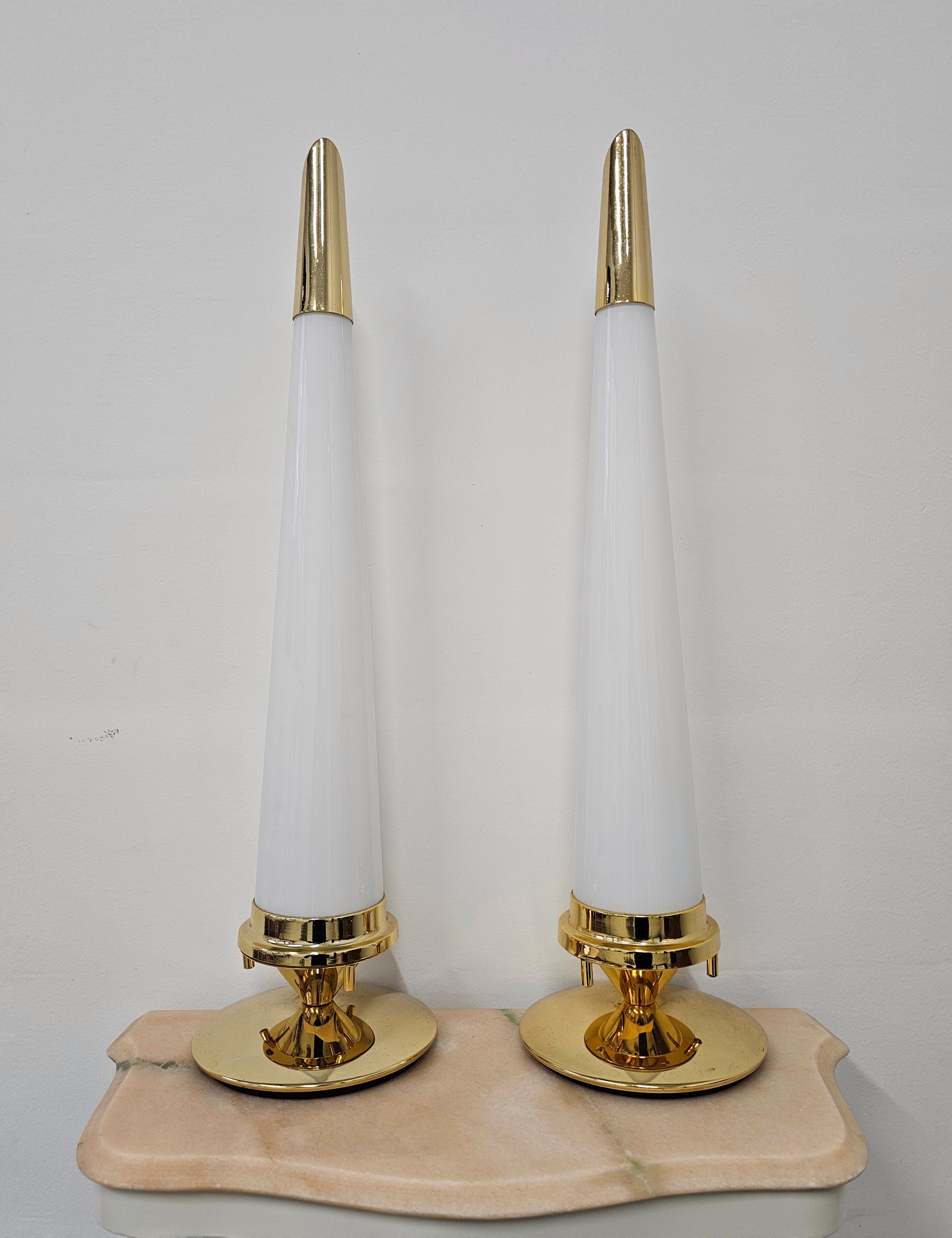 italien Paire de lampes de table coniques Hollywood Regency en laiton et abat-jour en verre laiteux en vente