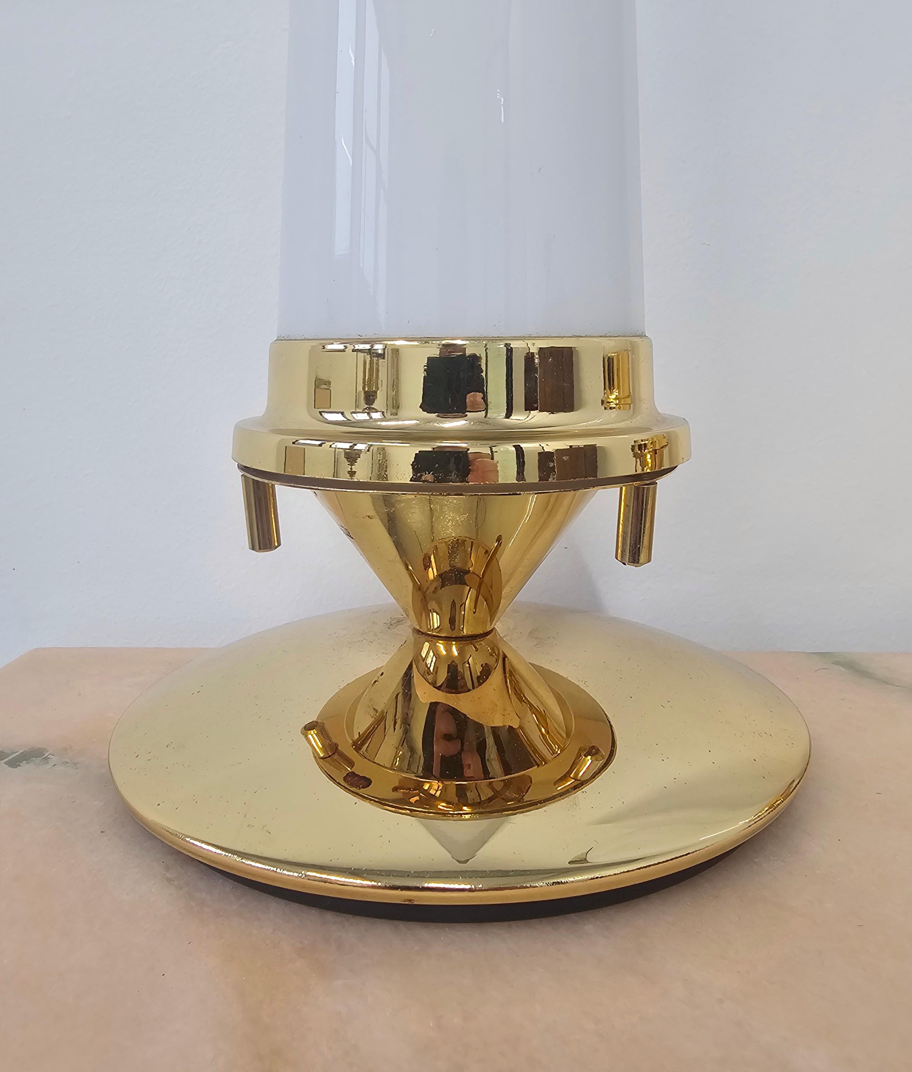 Laiton Paire de lampes de table coniques Hollywood Regency en laiton et abat-jour en verre laiteux en vente