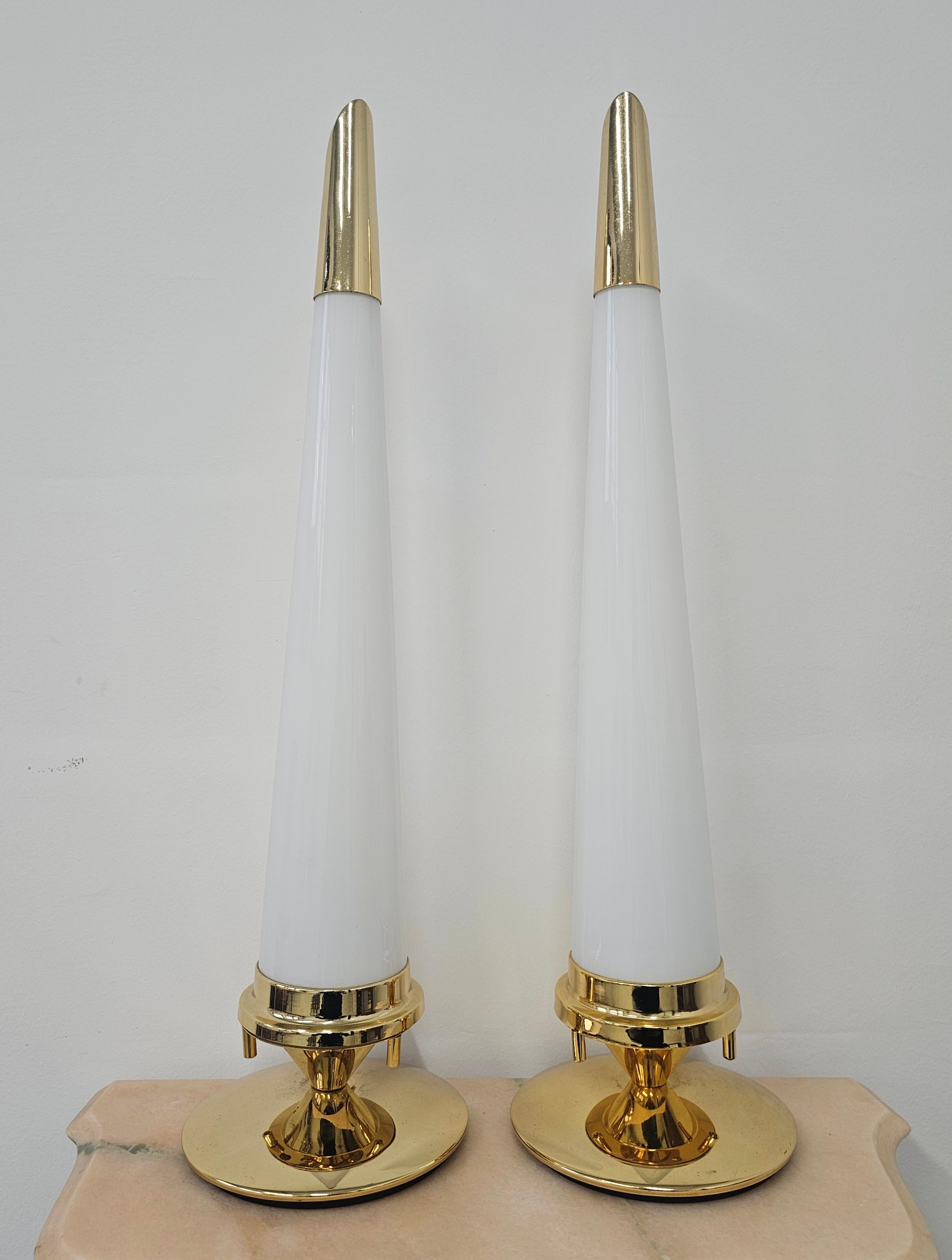 Paire de lampes de table coniques Hollywood Regency en laiton et abat-jour en verre laiteux en vente 1