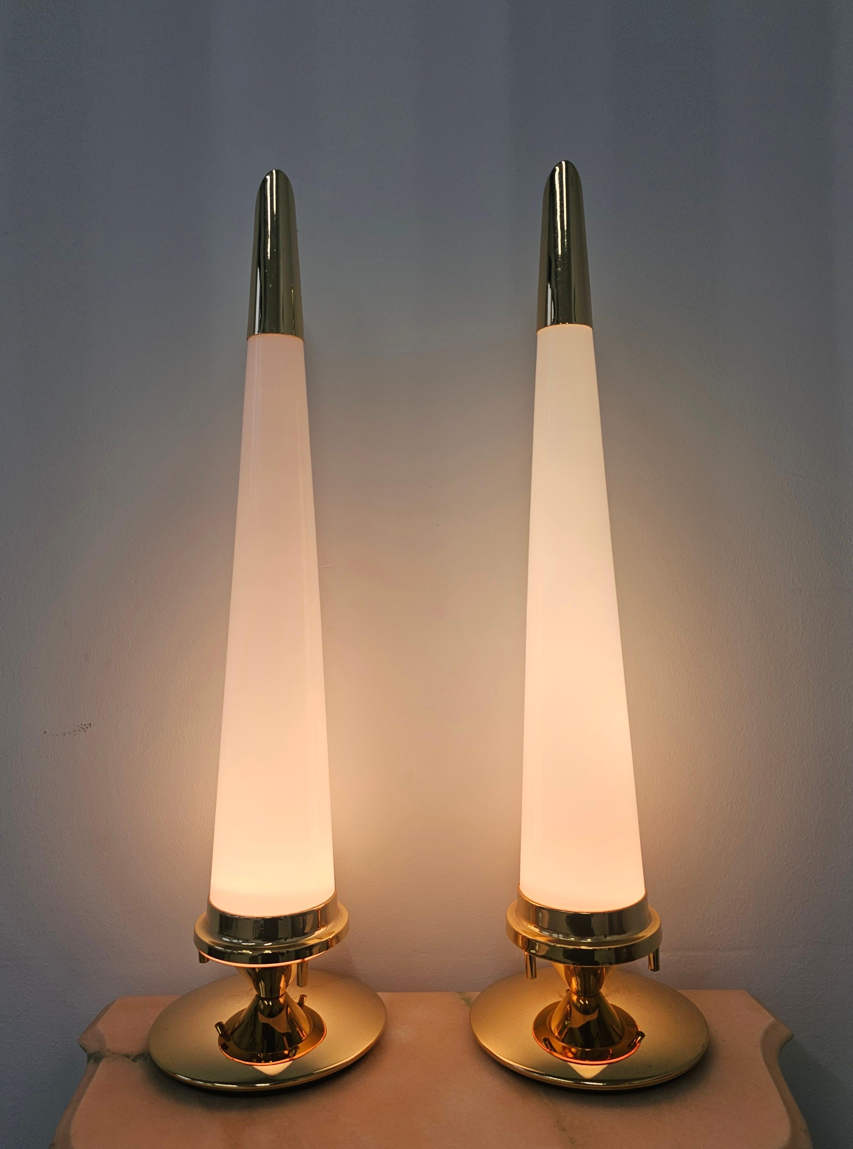 Paire de lampes de table coniques Hollywood Regency en laiton et abat-jour en verre laiteux en vente 2