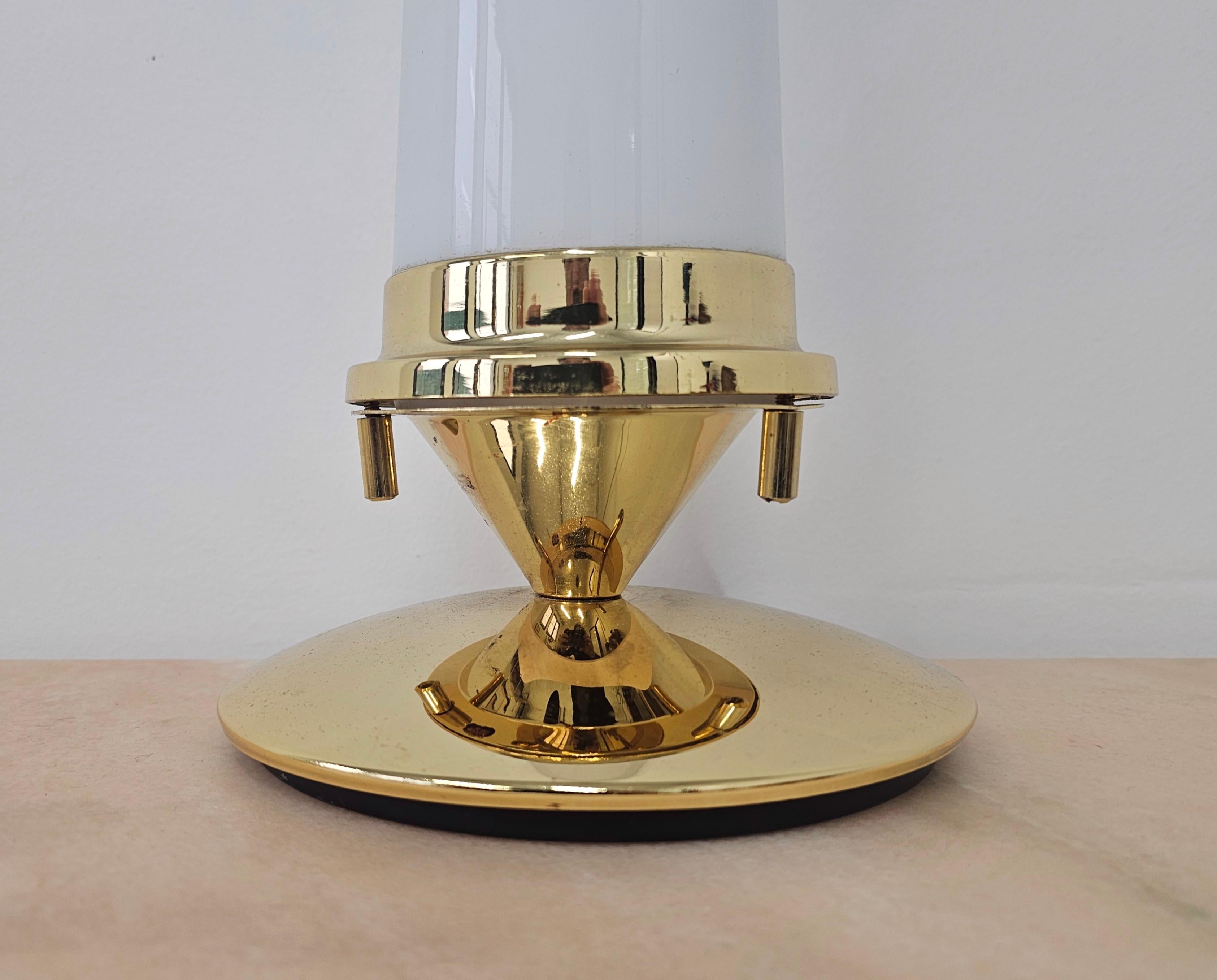 Paire de lampes de table coniques Hollywood Regency en laiton et abat-jour en verre laiteux en vente 3