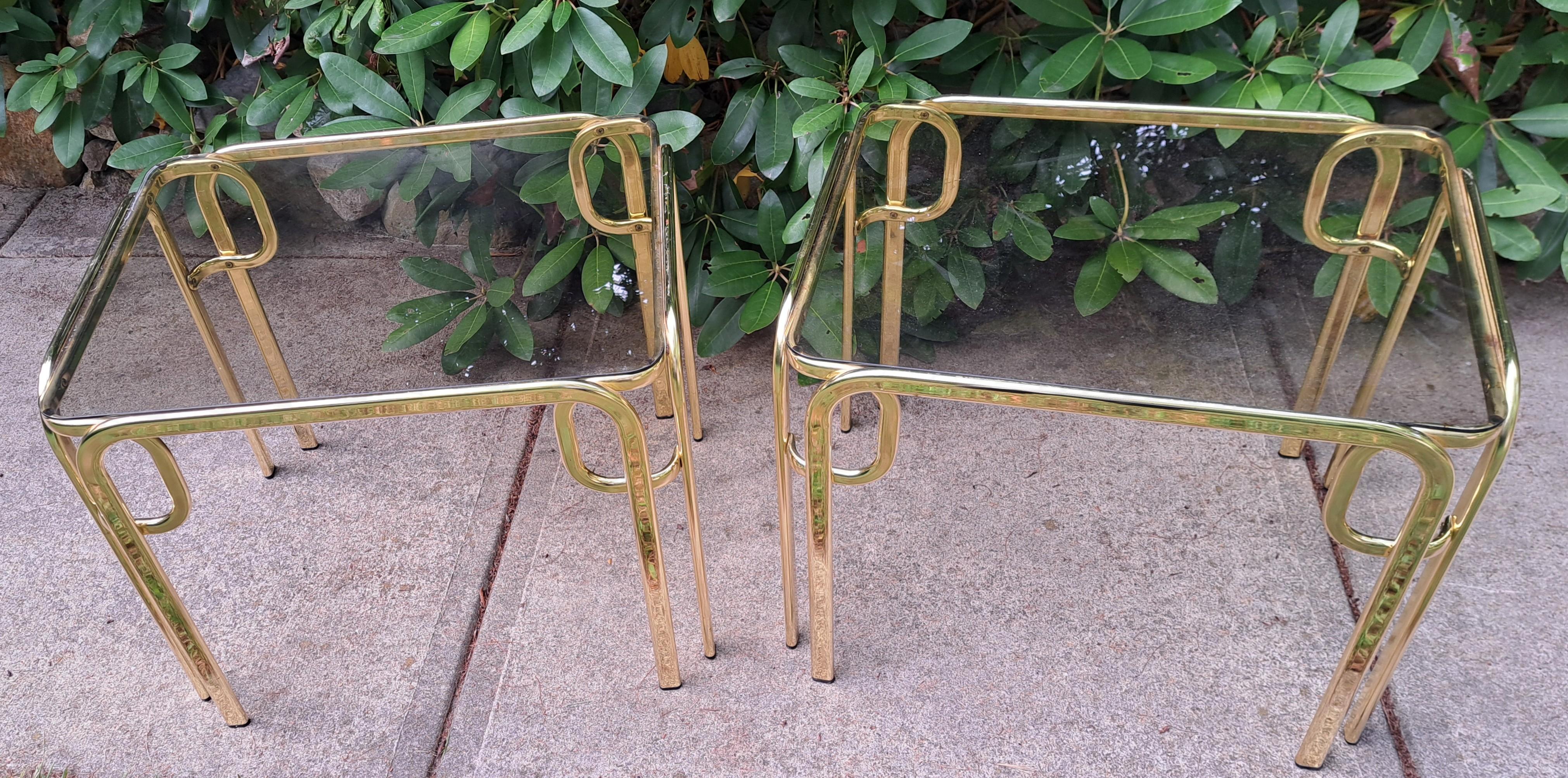 Coppia di tavolini in ottone curvato Hollywood Regency con piani in vetro fumé In condizioni buone in vendita a East Freetown, MA