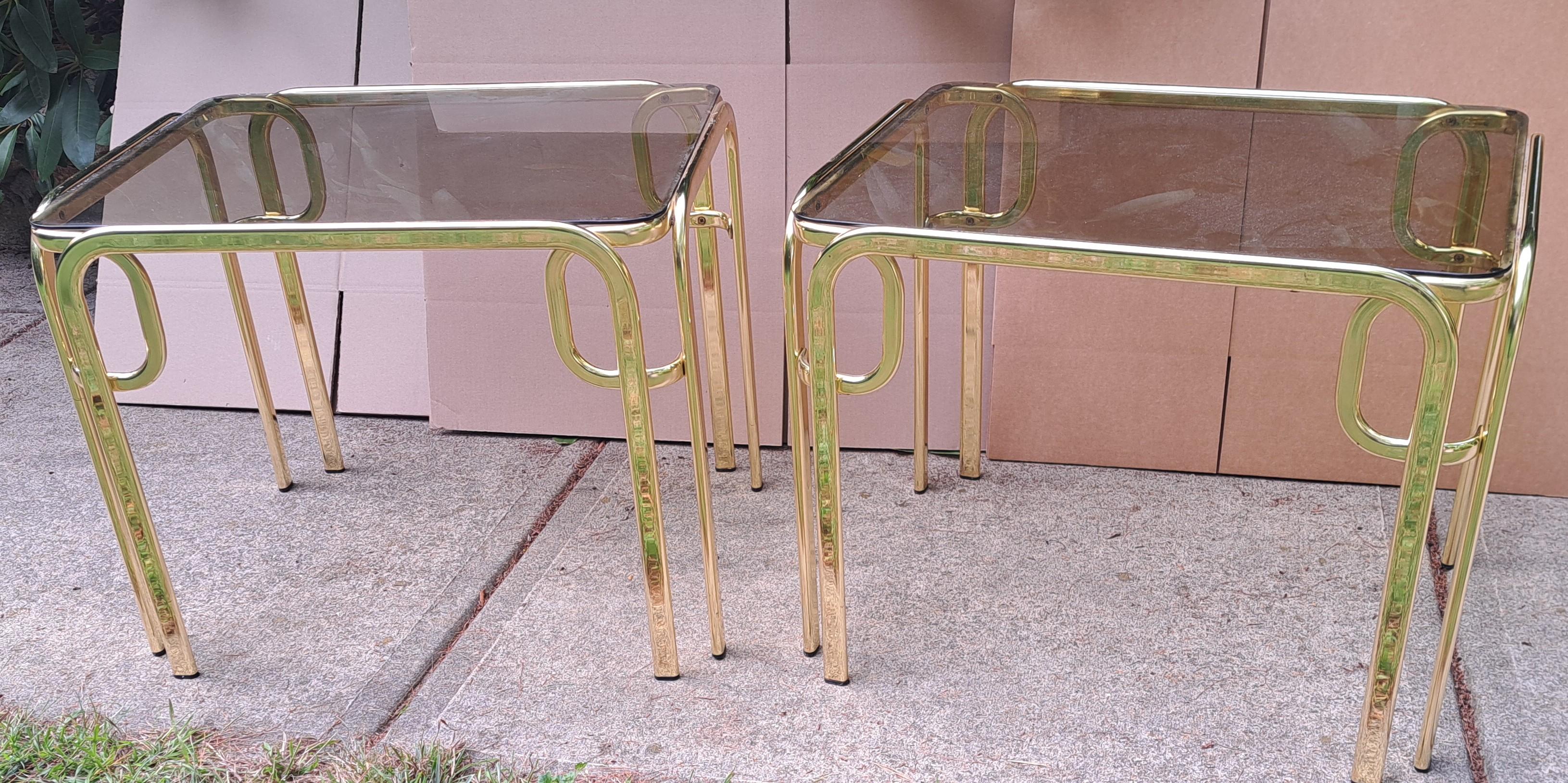 XX secolo Coppia di tavolini in ottone curvato Hollywood Regency con piani in vetro fumé in vendita