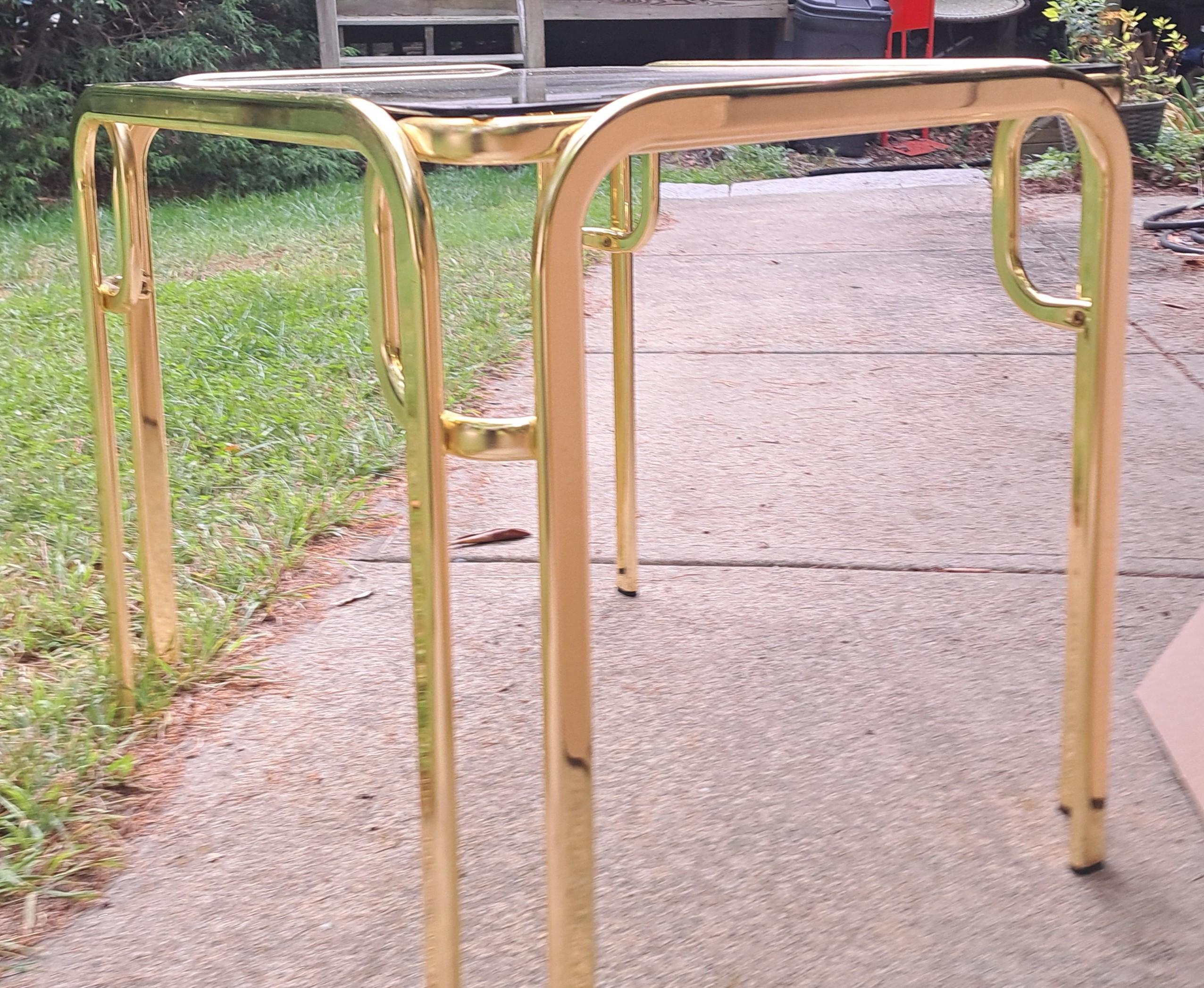 Ottone Coppia di tavolini in ottone curvato Hollywood Regency con piani in vetro fumé in vendita