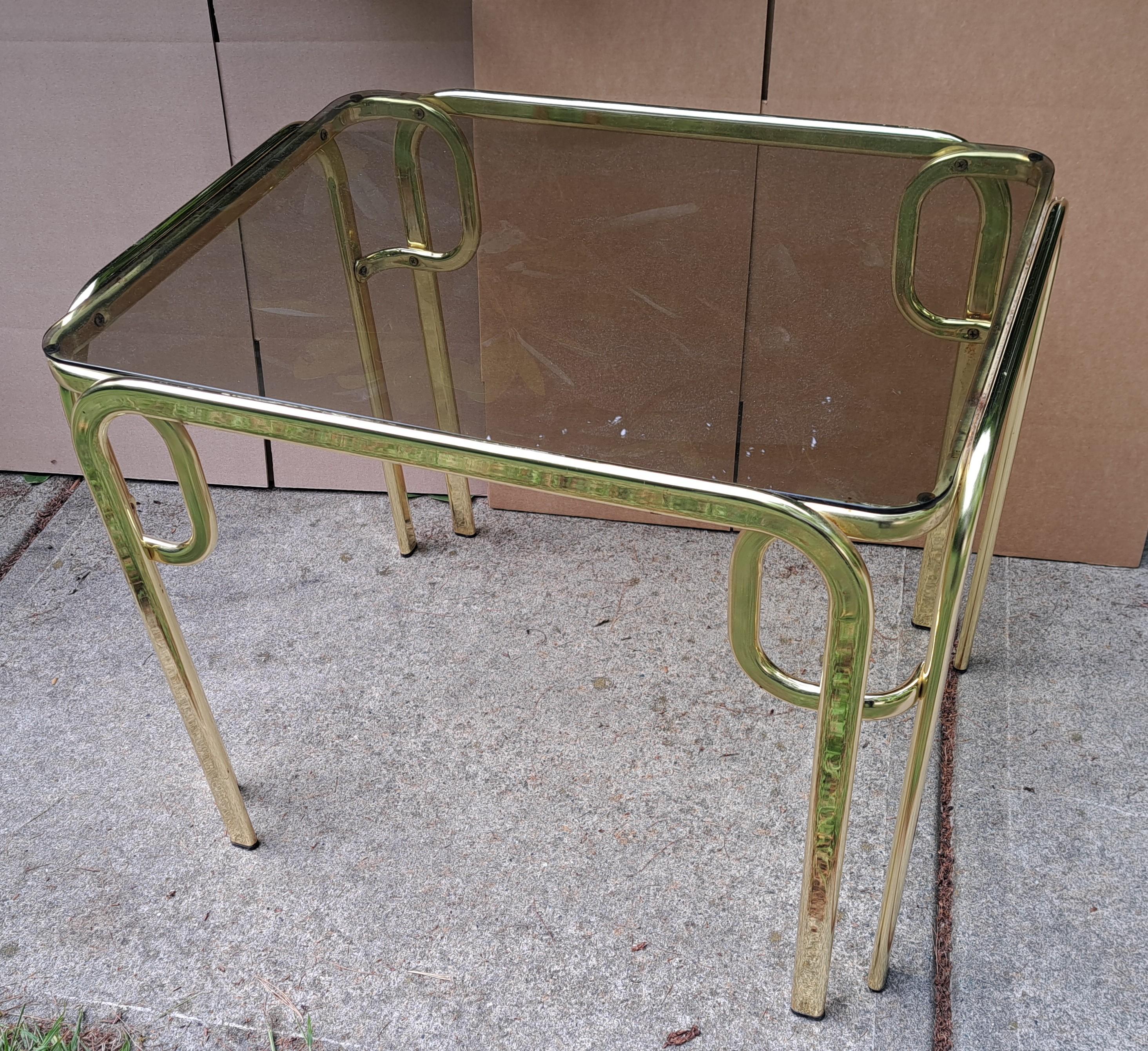 Coppia di tavolini in ottone curvato Hollywood Regency con piani in vetro fumé in vendita 1