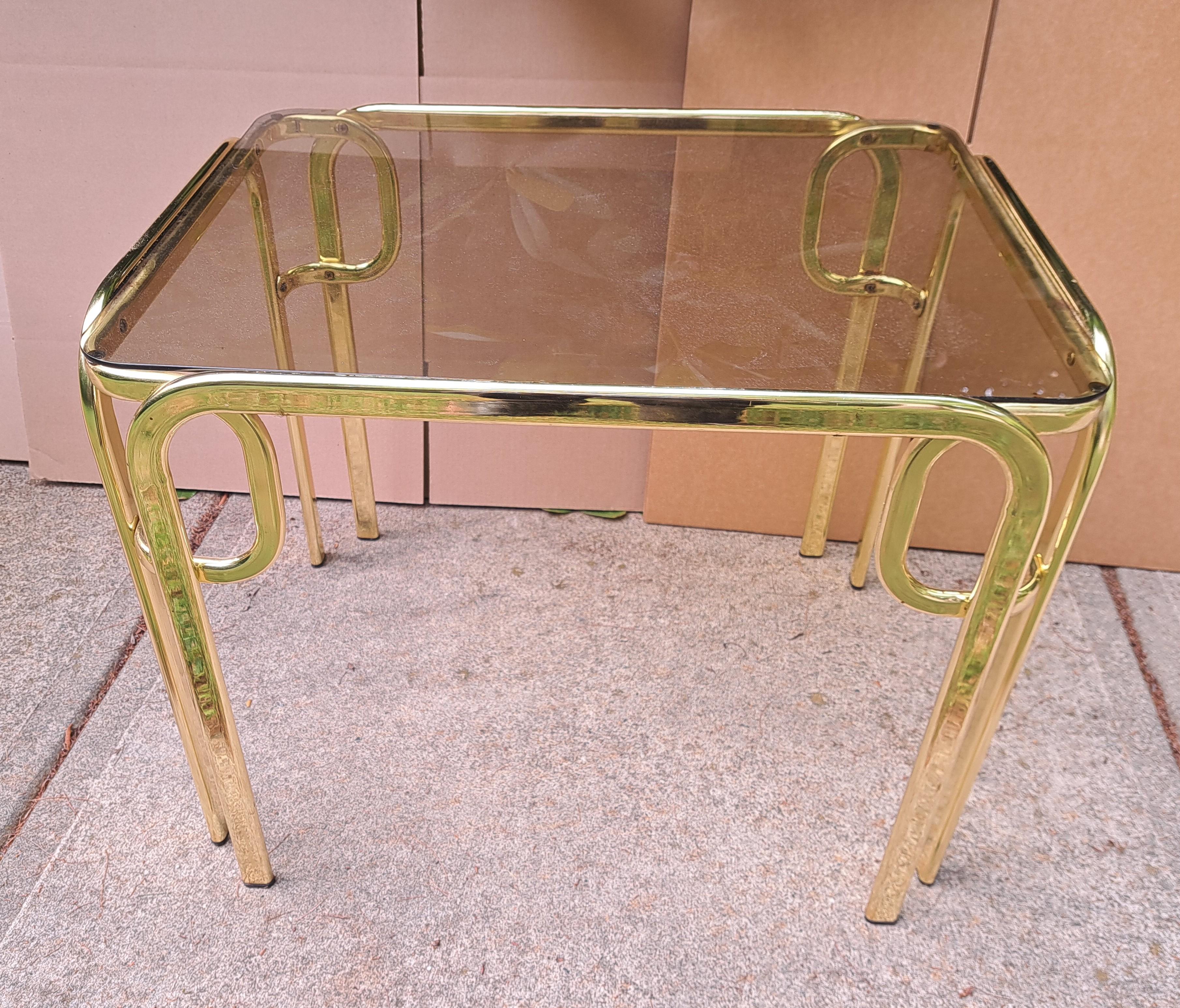 Coppia di tavolini in ottone curvato Hollywood Regency con piani in vetro fumé in vendita 2