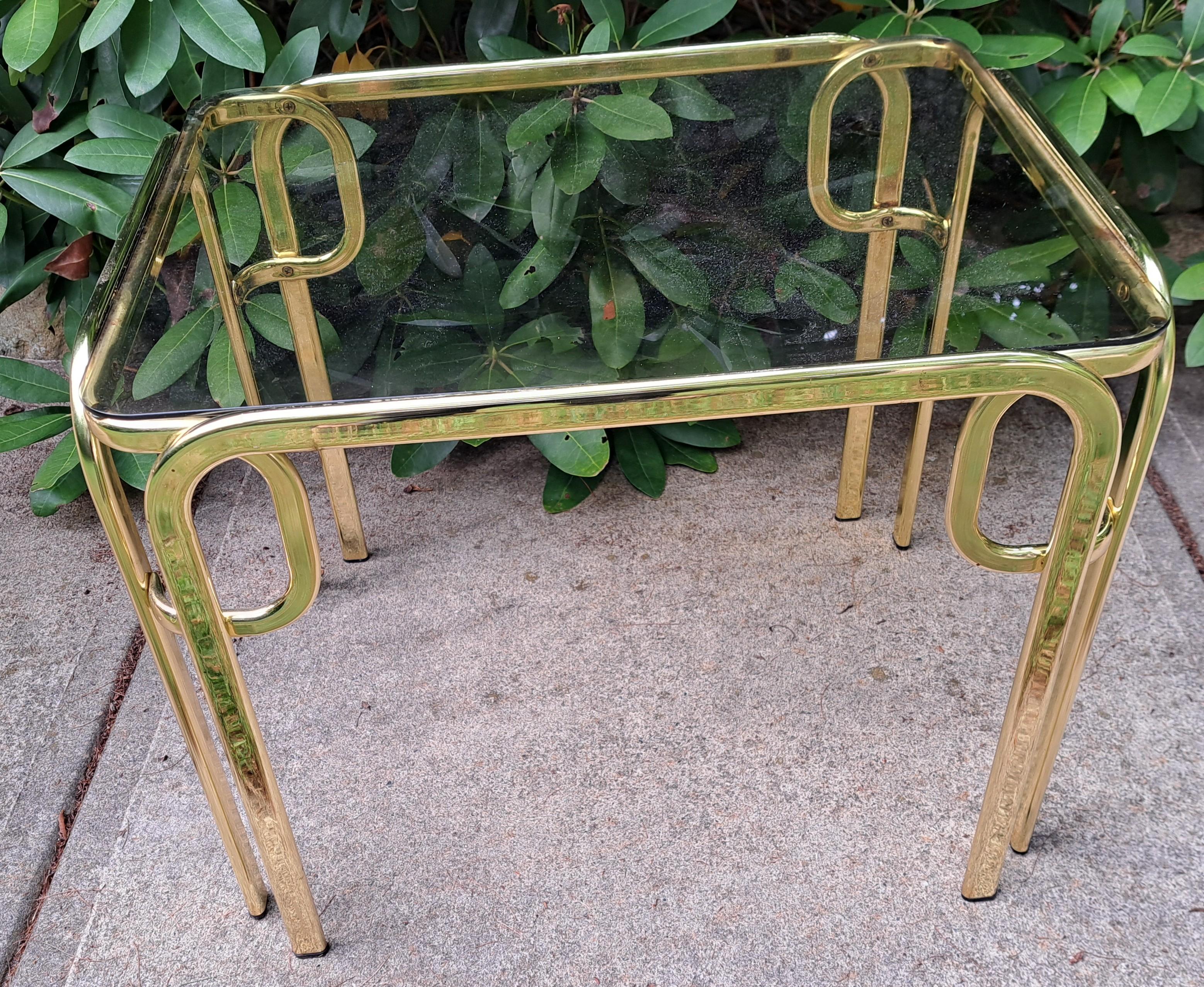 Coppia di tavolini in ottone curvato Hollywood Regency con piani in vetro fumé in vendita 3