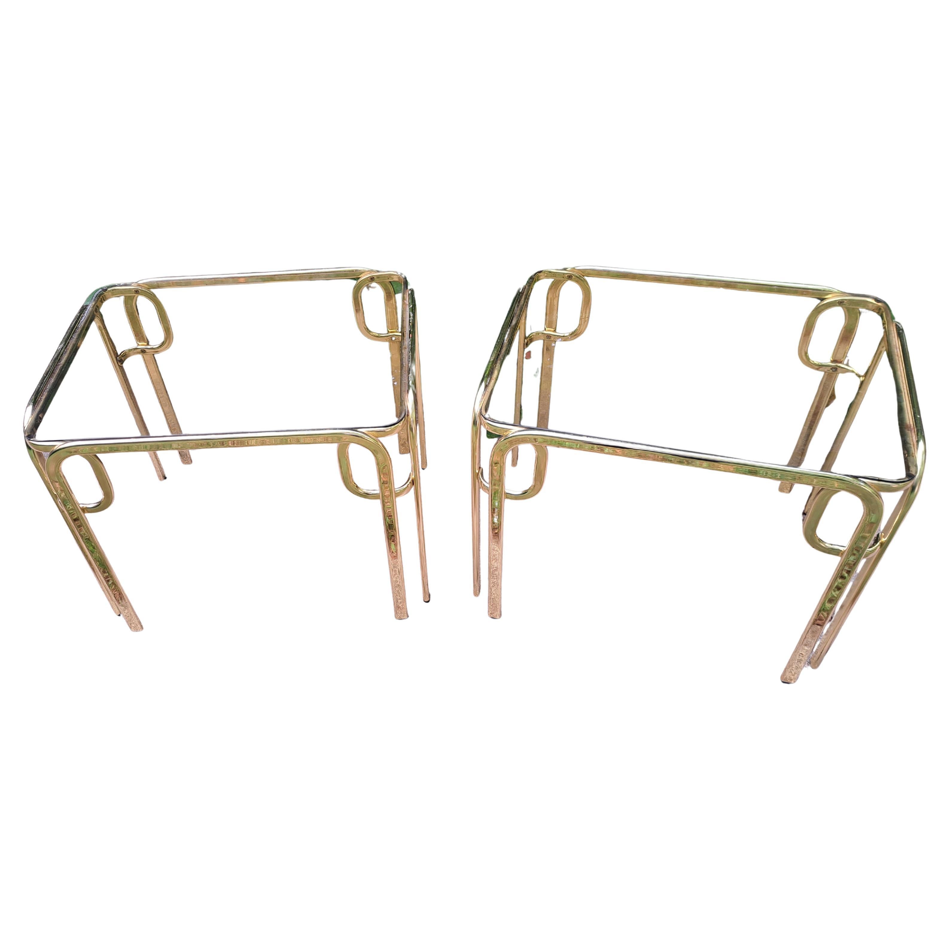 Coppia di tavolini in ottone curvato Hollywood Regency con piani in vetro fumé in vendita