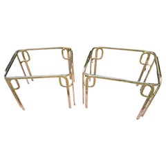 Coppia di tavolini in ottone curvato Hollywood Regency con piani in vetro fumé