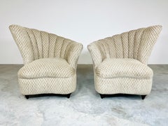Paire de fauteuils de salon Hollywood Regency à dossier cannelé incurvé en coquillage