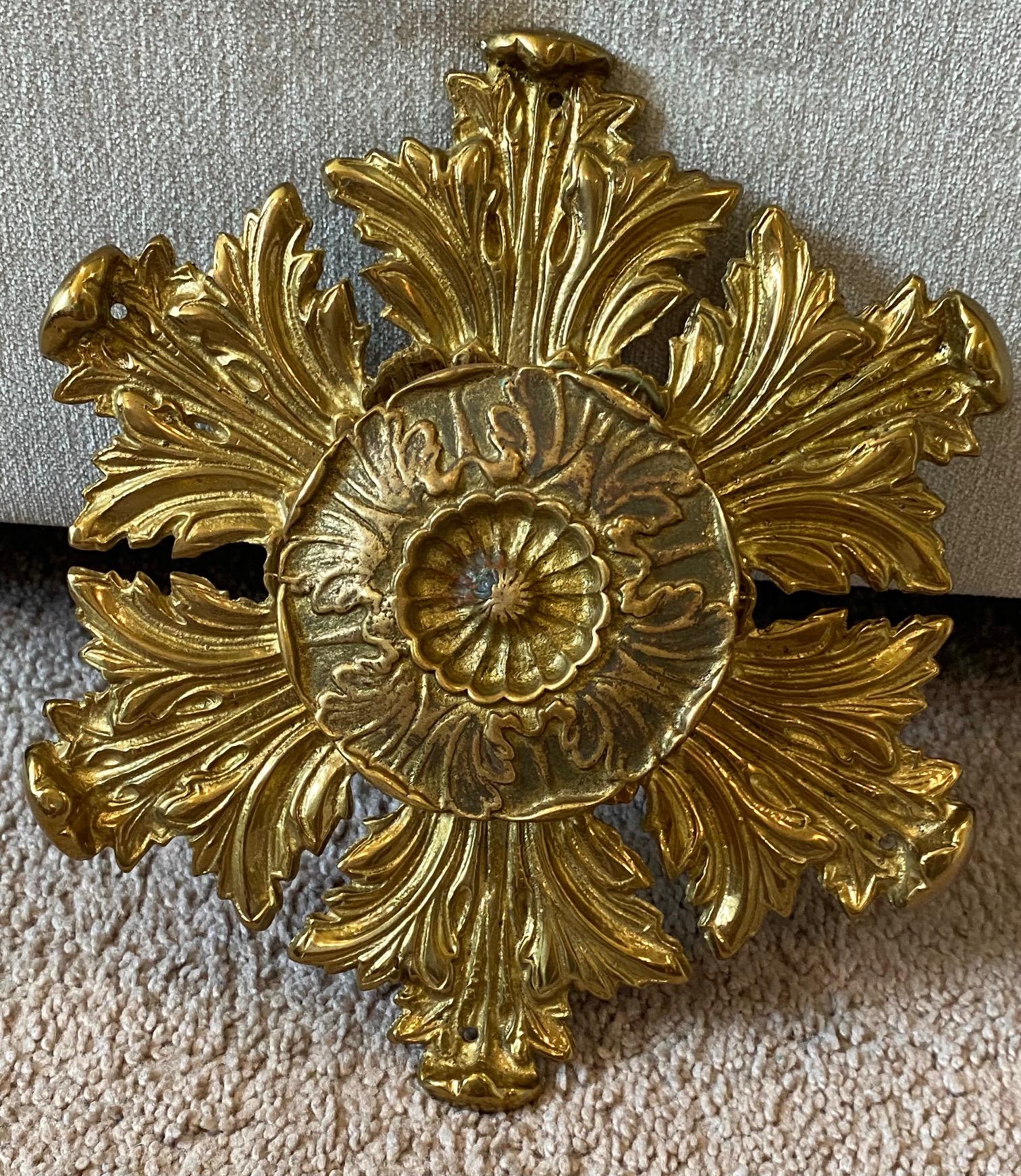 Coppia di maniglie per porte neoclassiche Hollywood Regency Dore' in bronzo in vendita 5