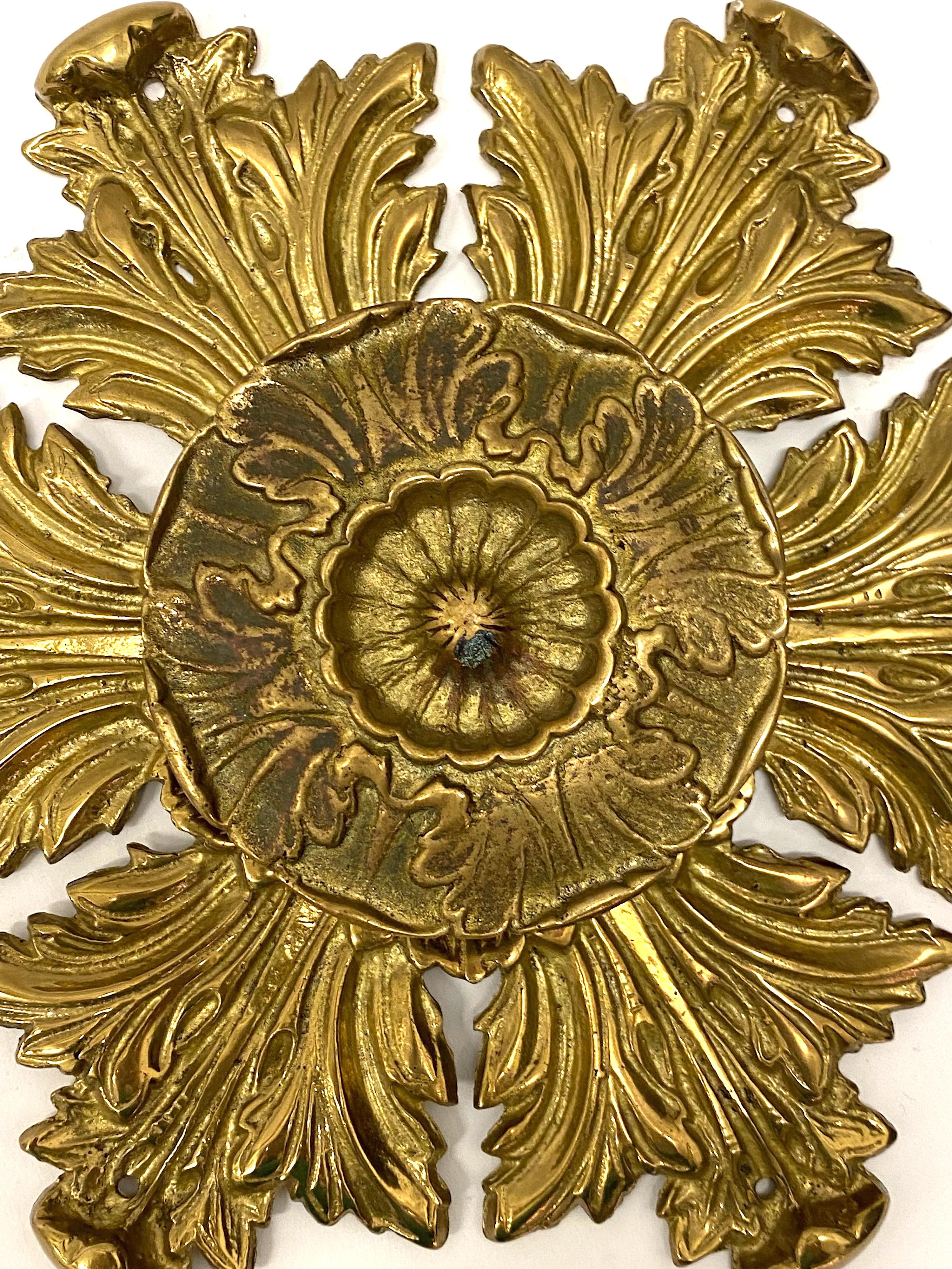 Une grande paire de poignées de porte de style néoclassique Hollywood Regency du milieu du siècle dernier, en bronze doré. Chacun d'entre eux présente une poignée en forme de médaillon en relief sur une tige courte. La tige est à son tour montée sur