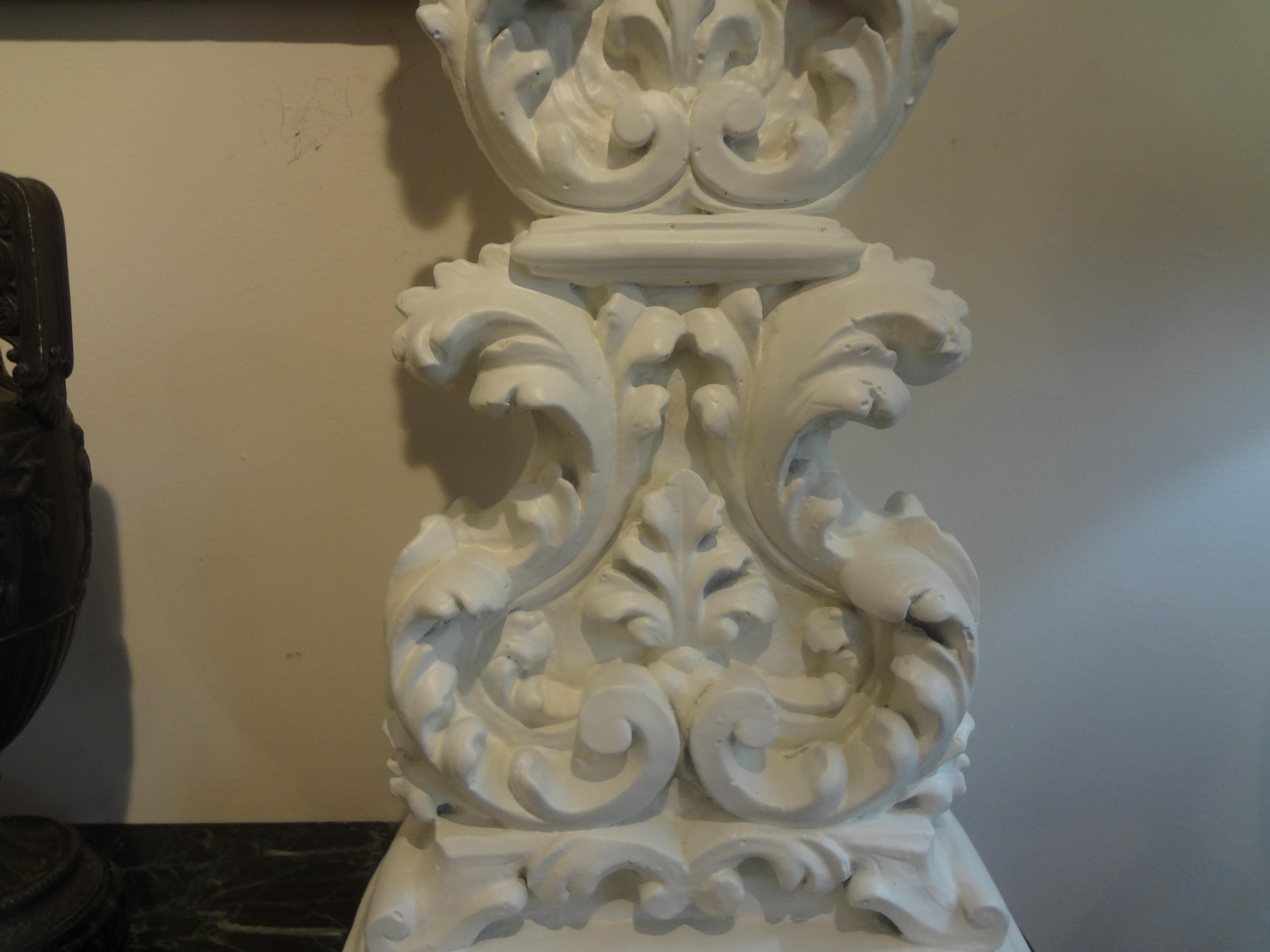 Pair of Hollywood Regency Dorothy Draper Plaster Lamps In Good Condition For Sale In Houston, TX