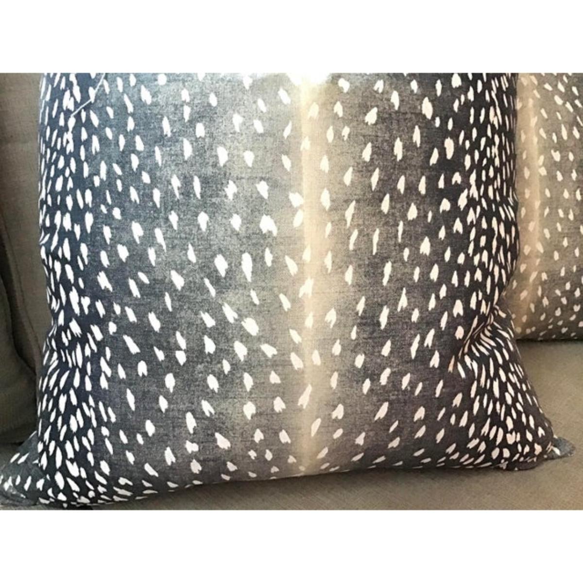 Favolosa copertina in morbida antilope nei colori navy e bianco sporco. Queste fodere sono rivestite con lo stesso tessuto di antilope che si vede sul davanti e sono dotate di una cerniera invisibile. Il paio da 22 pollici sarà completo di inserti