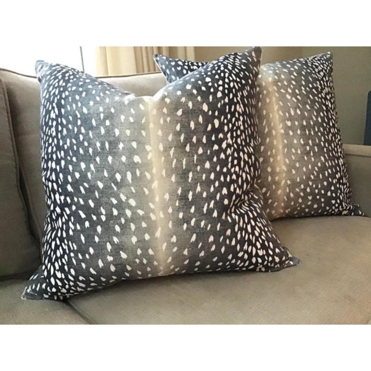 Americano Coppia di piumini Hollywood Regency Vern Yip Antelope in Navy, 22