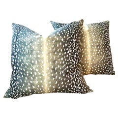 Coppia di piumini Hollywood Regency Vern Yip Antelope in Navy, 22"