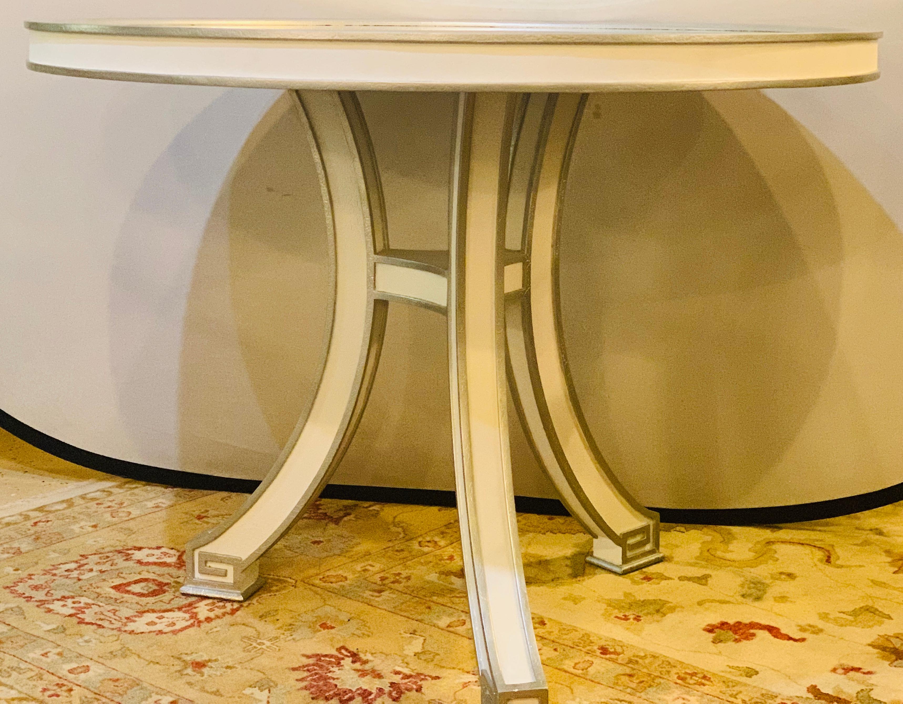 XX secolo Coppia di tavolini da salotto, da appoggio o da centro dipinti con piano Églomisé della Hollywood Regency in vendita