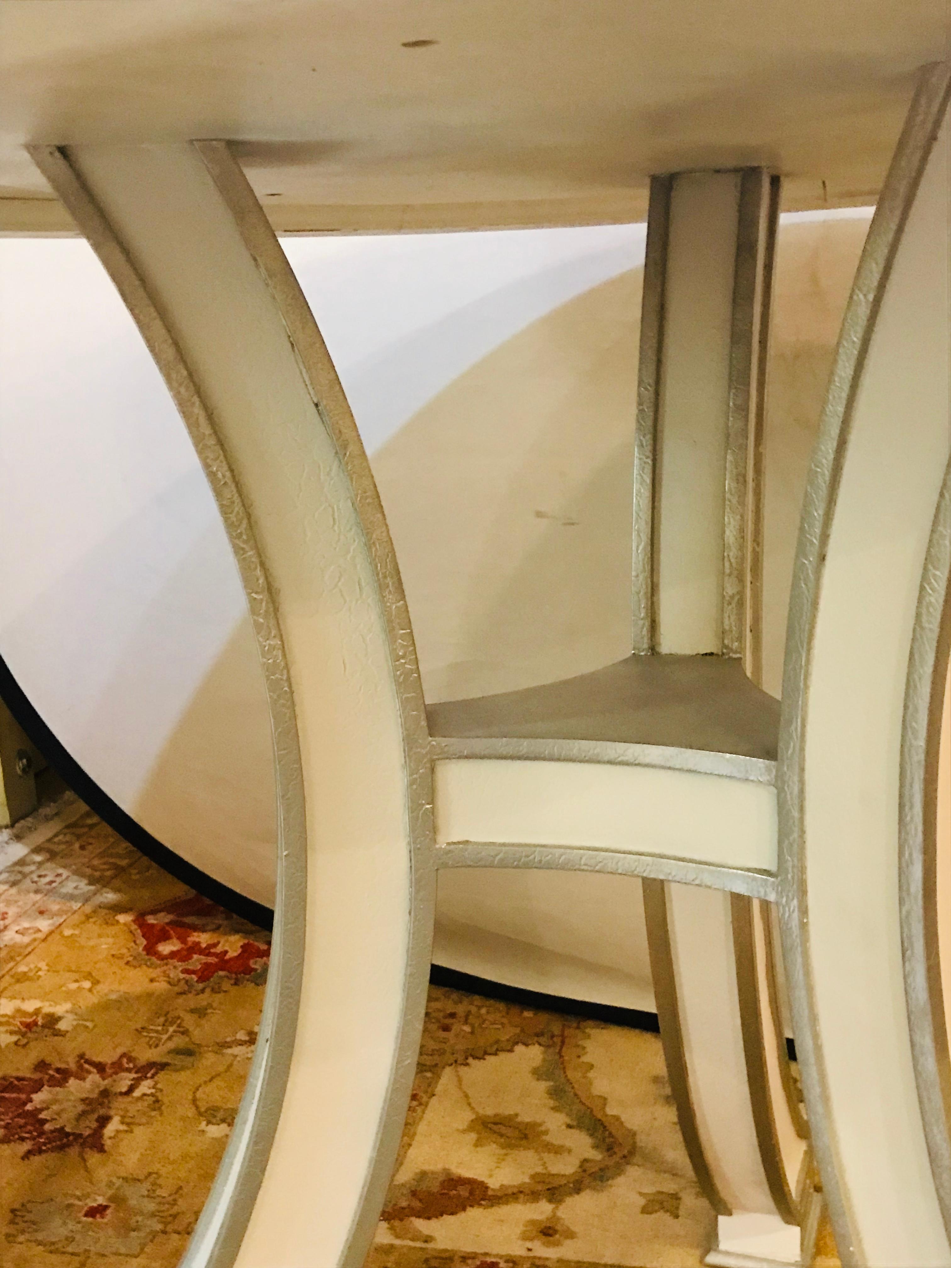 Coppia di tavolini da salotto, da appoggio o da centro dipinti con piano Églomisé della Hollywood Regency in vendita 2