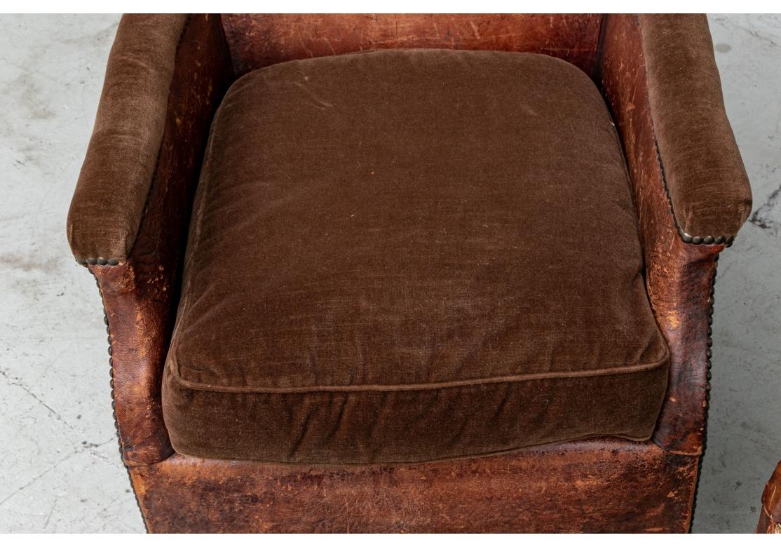 Milieu du XXe siècle Paire de fauteuils en cuir de l'époque Hollywood Regency à restaurer en vente
