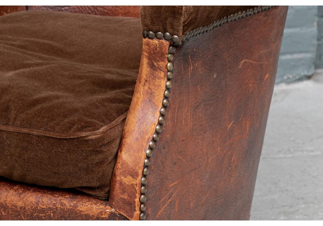 Laiton Paire de fauteuils en cuir de l'époque Hollywood Regency à restaurer en vente