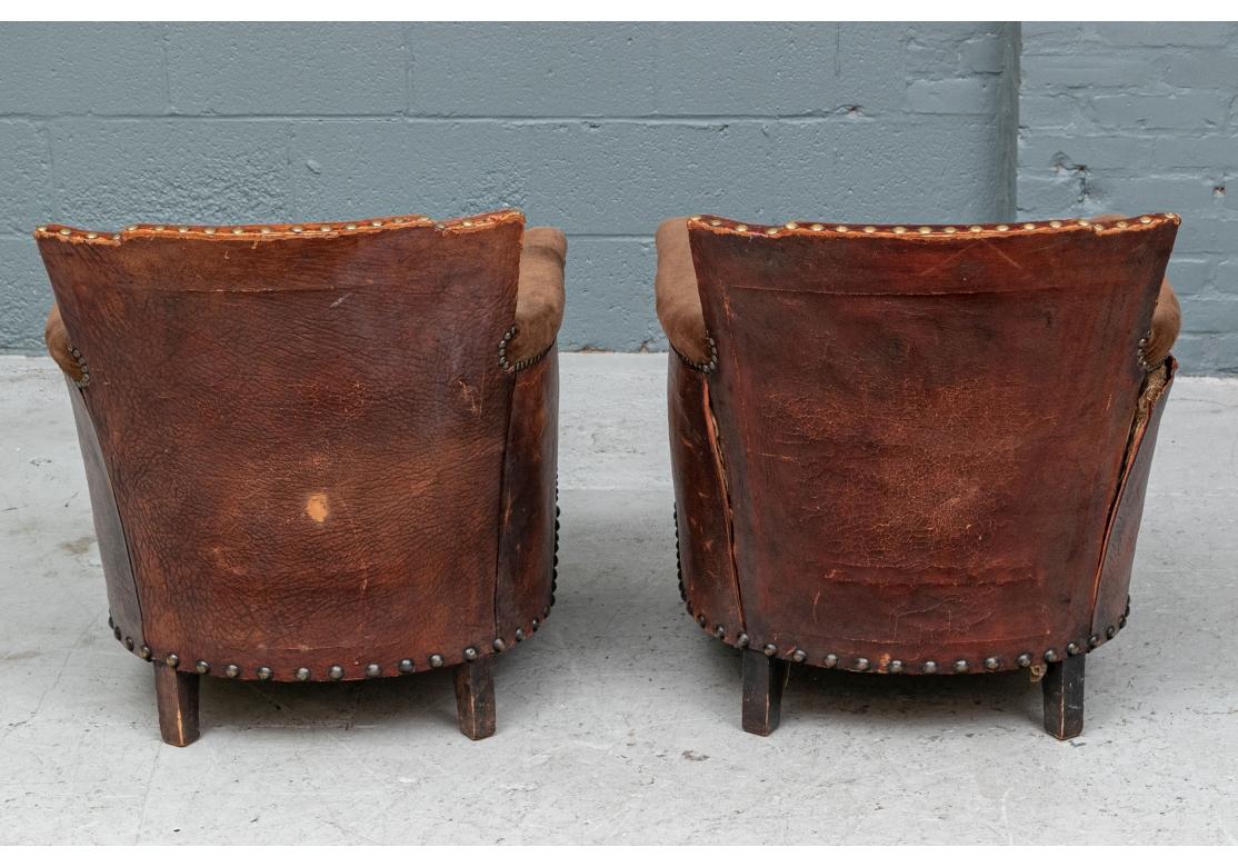 Paire de fauteuils en cuir de l'époque Hollywood Regency à restaurer en vente 1