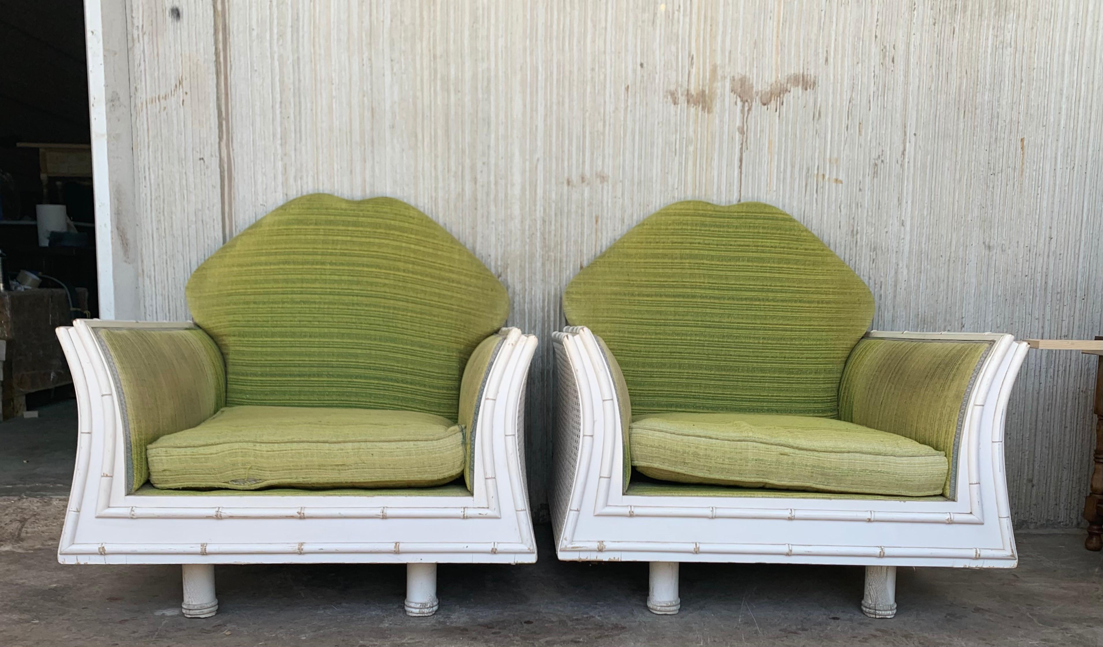 Pair of Hollywood Regency, white lacquer faux bamboo lounge chairs.

We will ship the piece perfectly restored
I needs a reupholstery.
