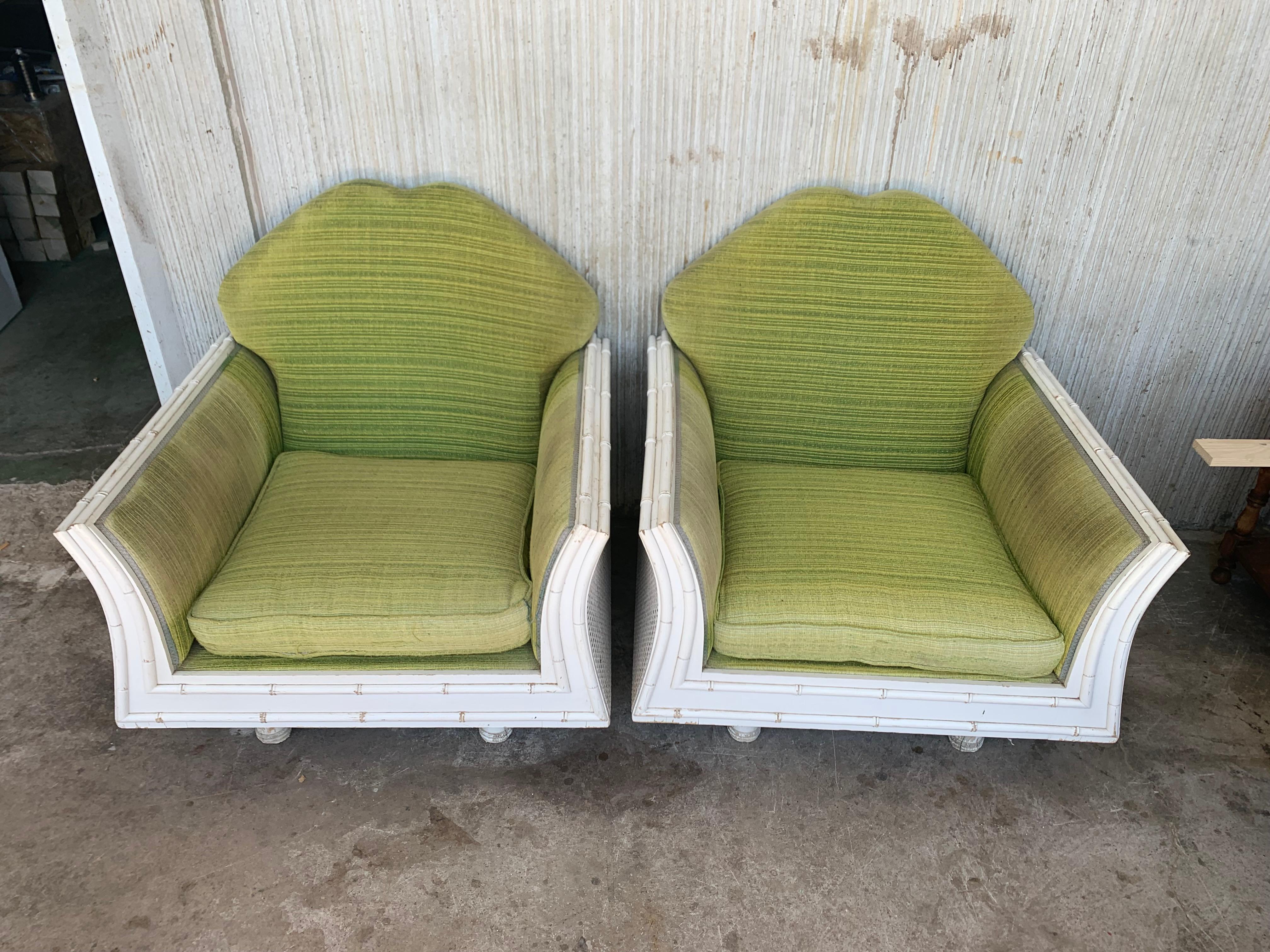 Paire de fauteuils de salon Hollywood Regency en faux bambou avec dossier en rotin Bon état - En vente à Miami, FL