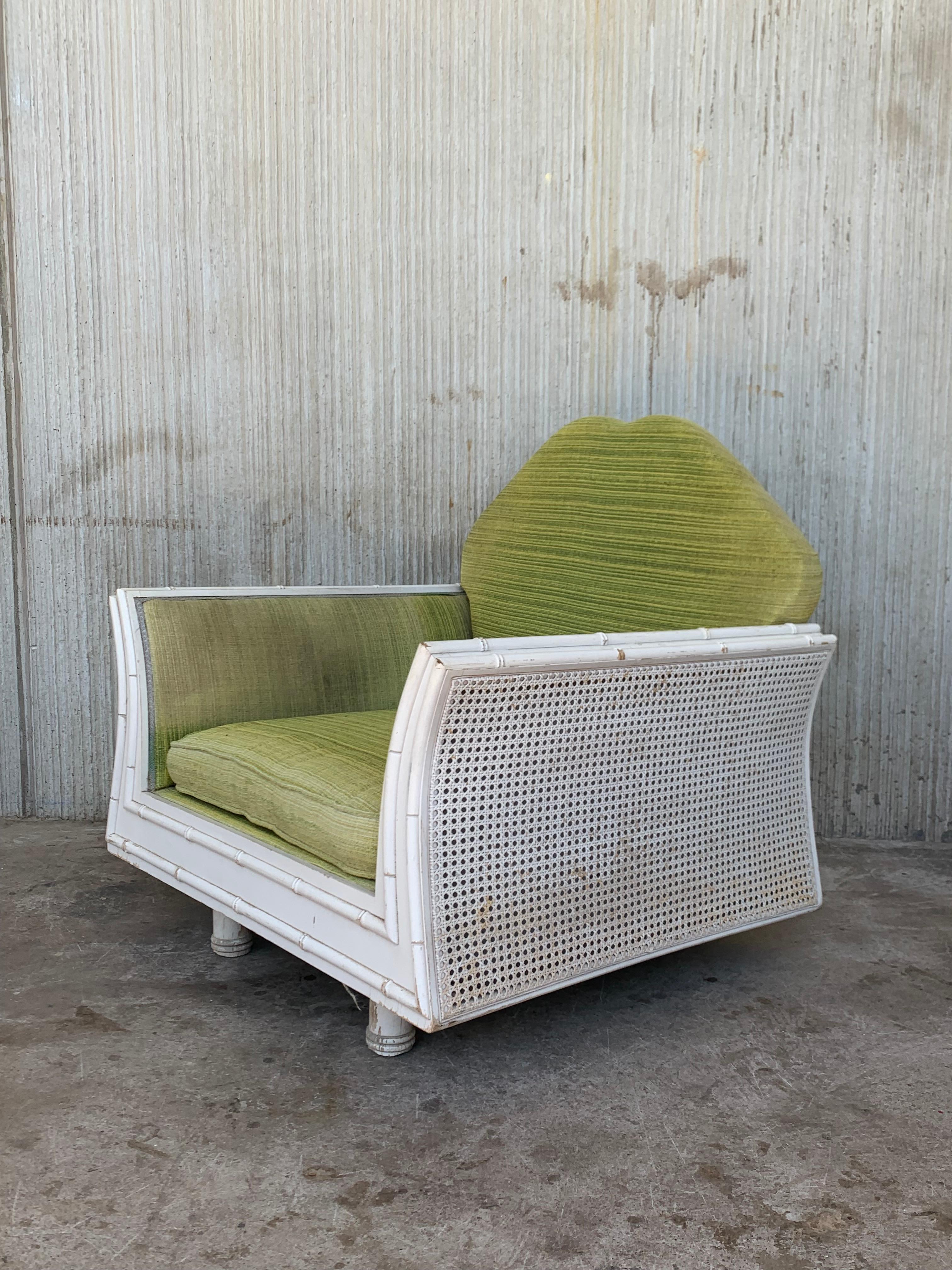 20ième siècle Paire de fauteuils de salon Hollywood Regency en faux bambou avec dossier en rotin en vente