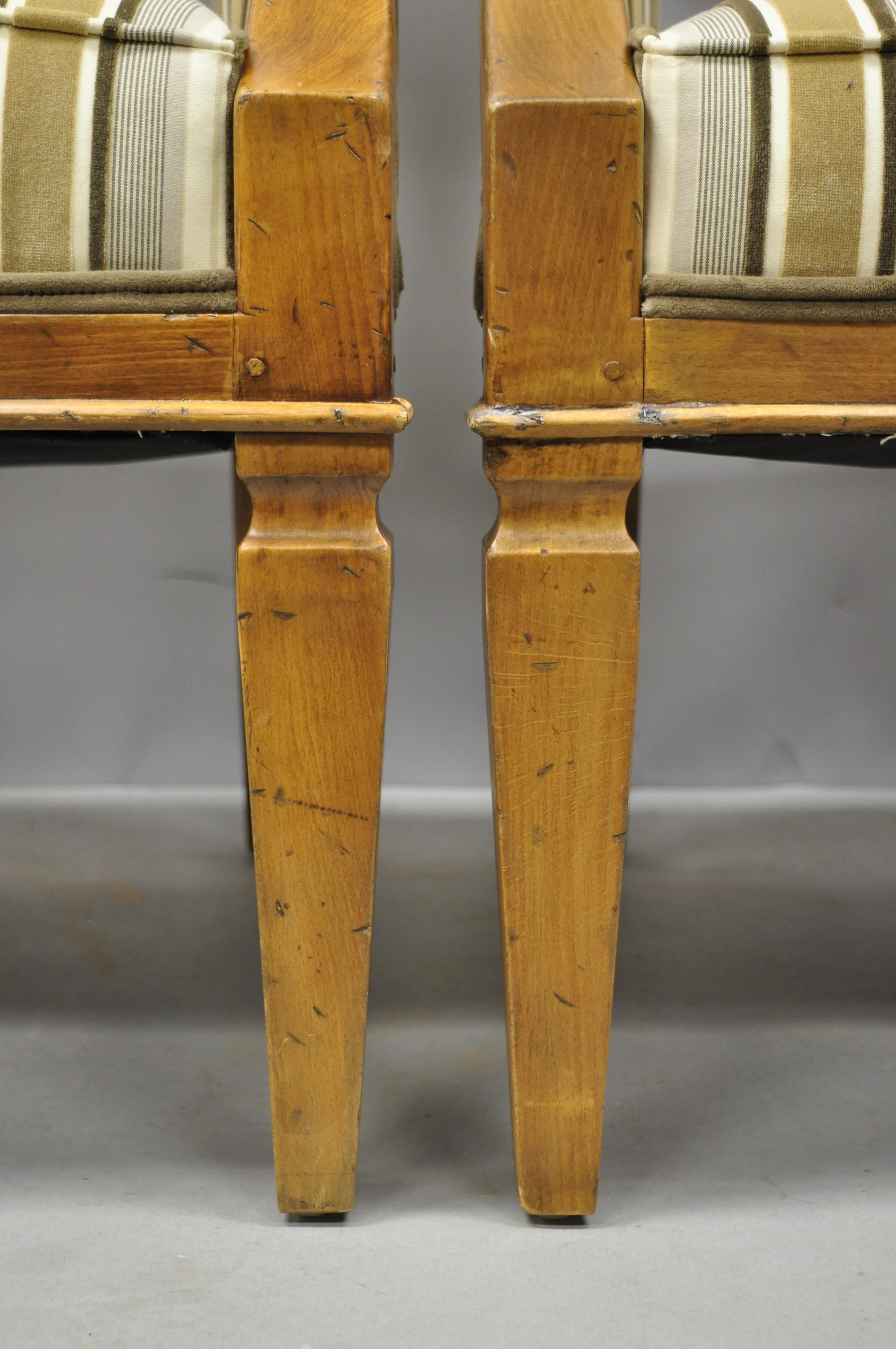 Paar geschnitzte Sessel im französischen Hollywood-Regency-Stil mit Spiralrückenlehne (20. Jahrhundert) im Angebot